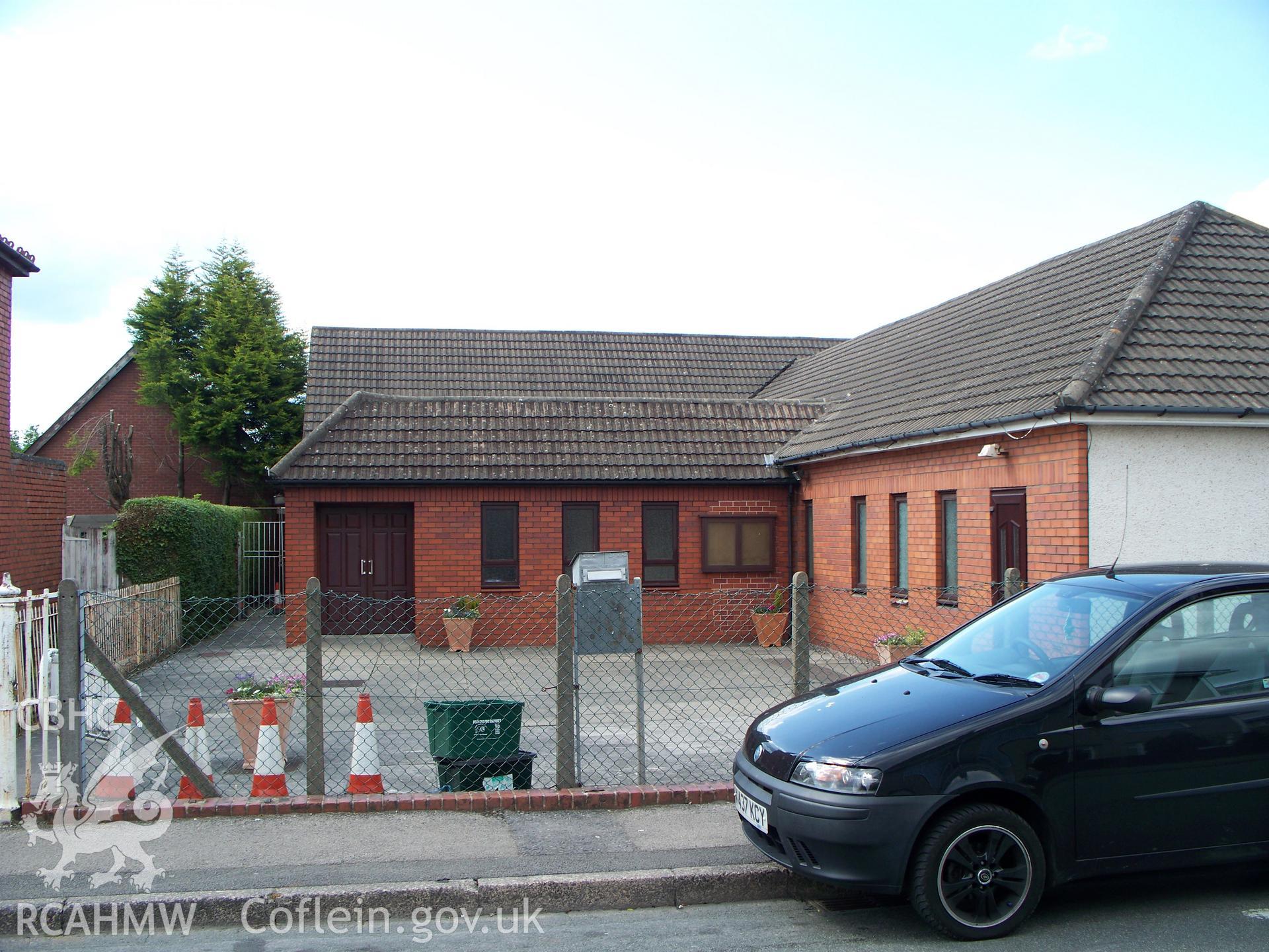 SE fronts of the chapel, old to the left & modern rooms to the right.