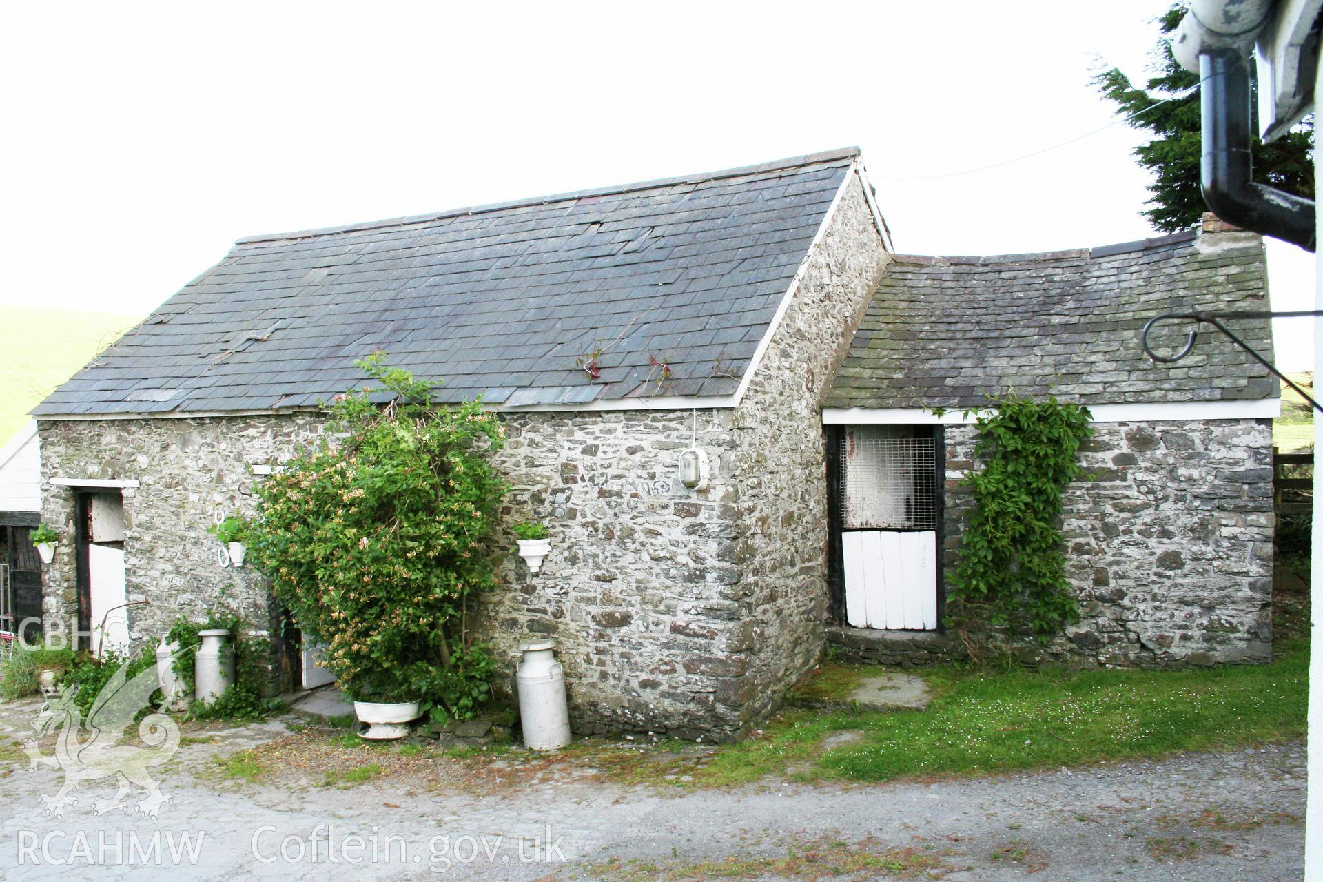 Detached 19th century cow-house/barn range with wash-house.