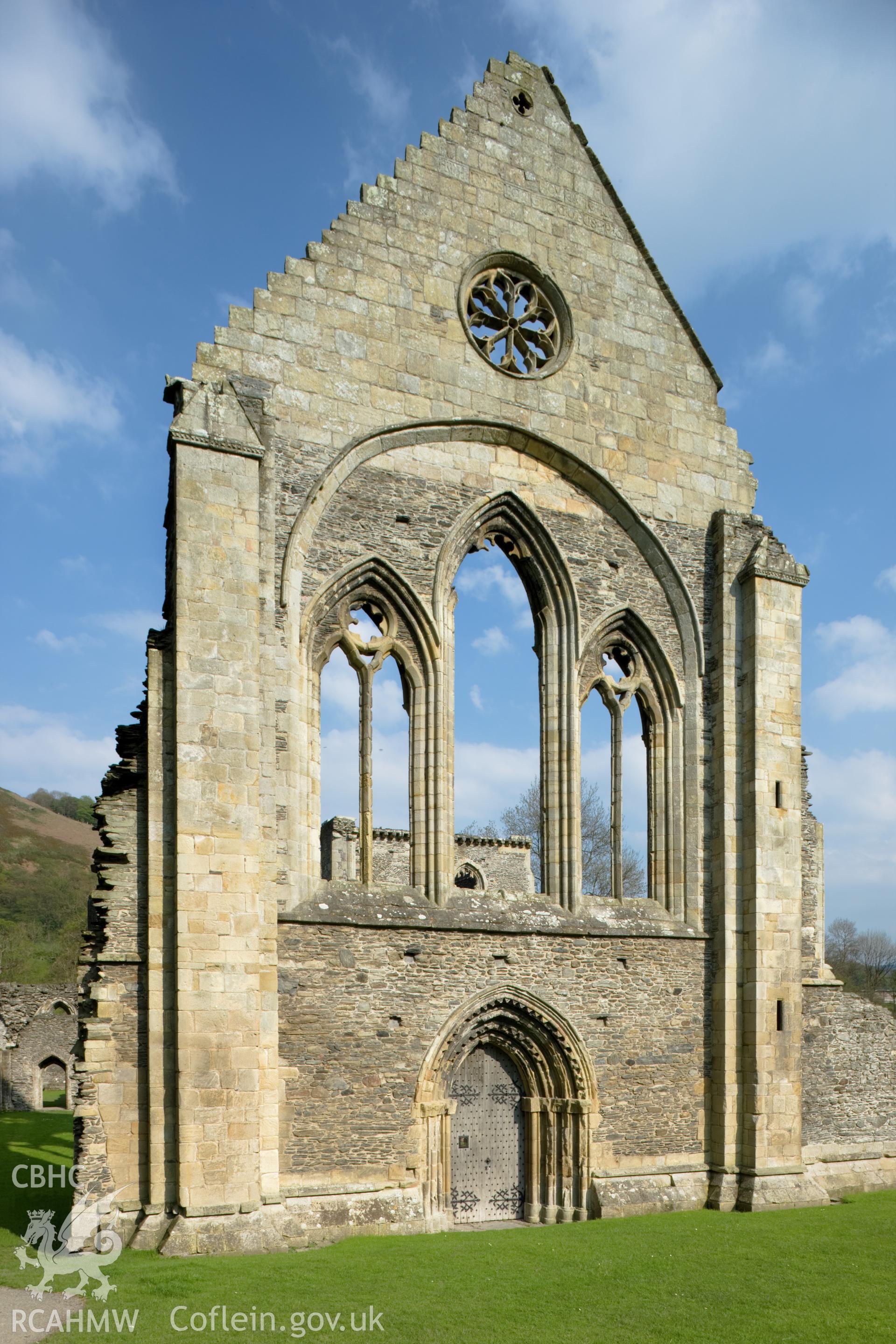 Facade from north northwest.