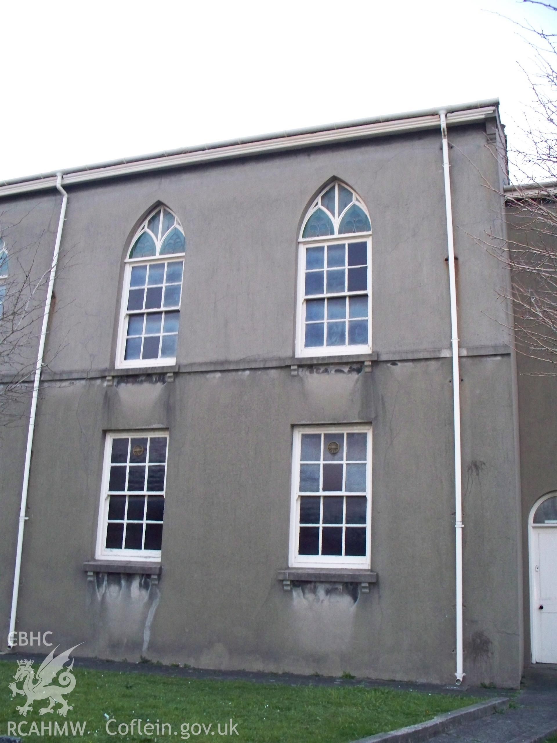 Windows on SE side showing gothic at top & domestic under.