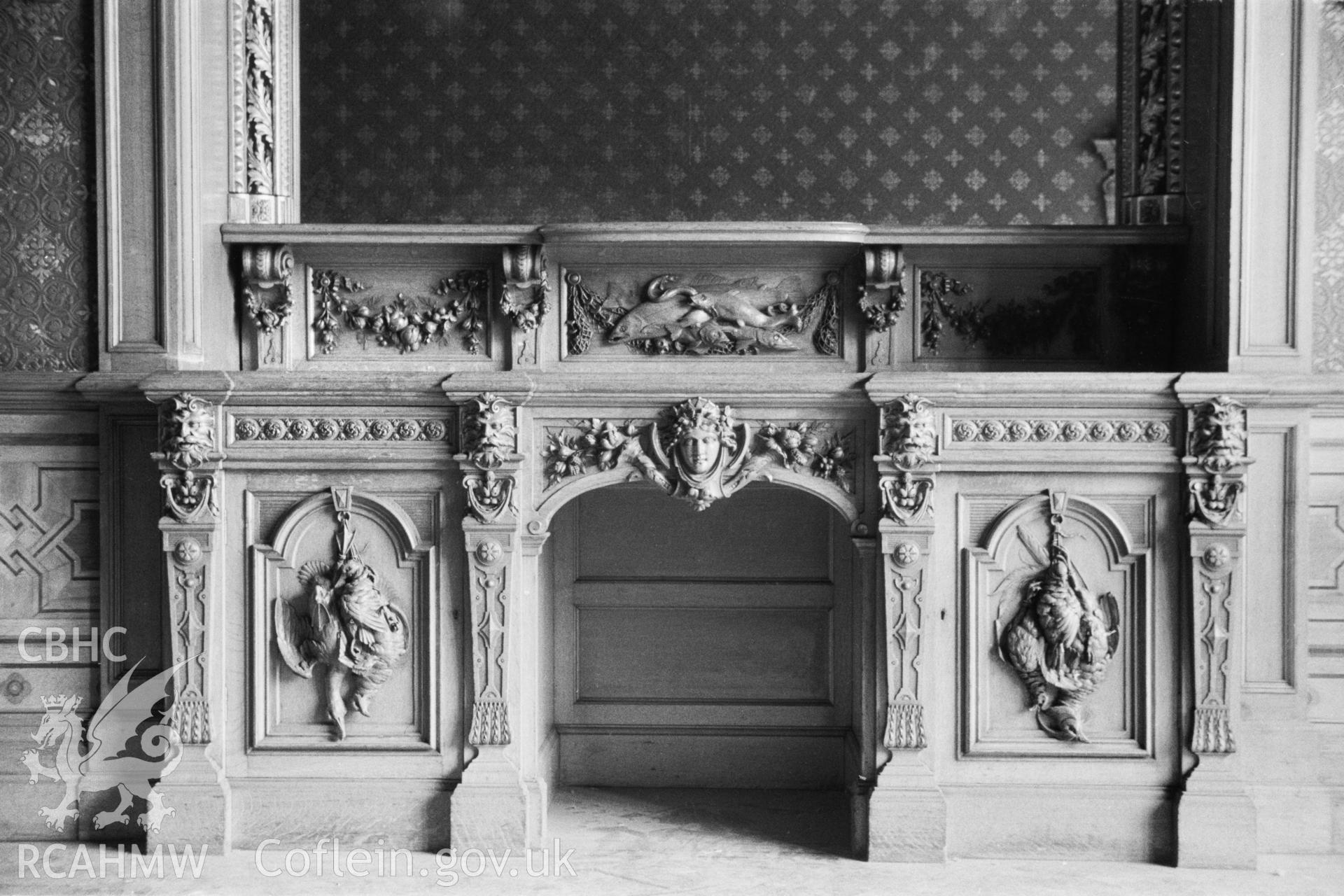 Interior, fireplace. NA/GEN/89/114e