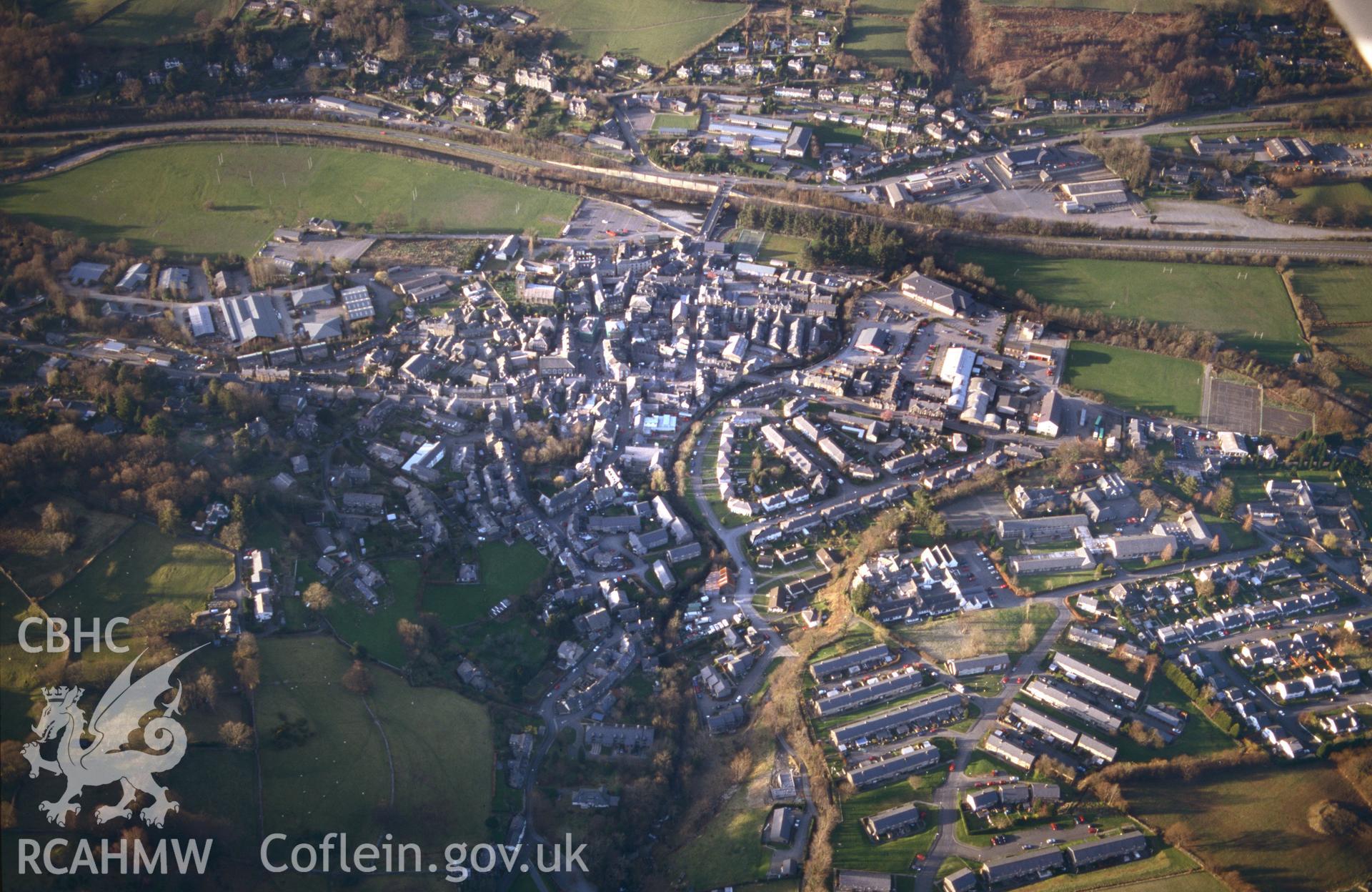 RCAHMW colour slide oblique aerial photograph of Dolgellau, taken on 17/03/1999 by Toby Driver