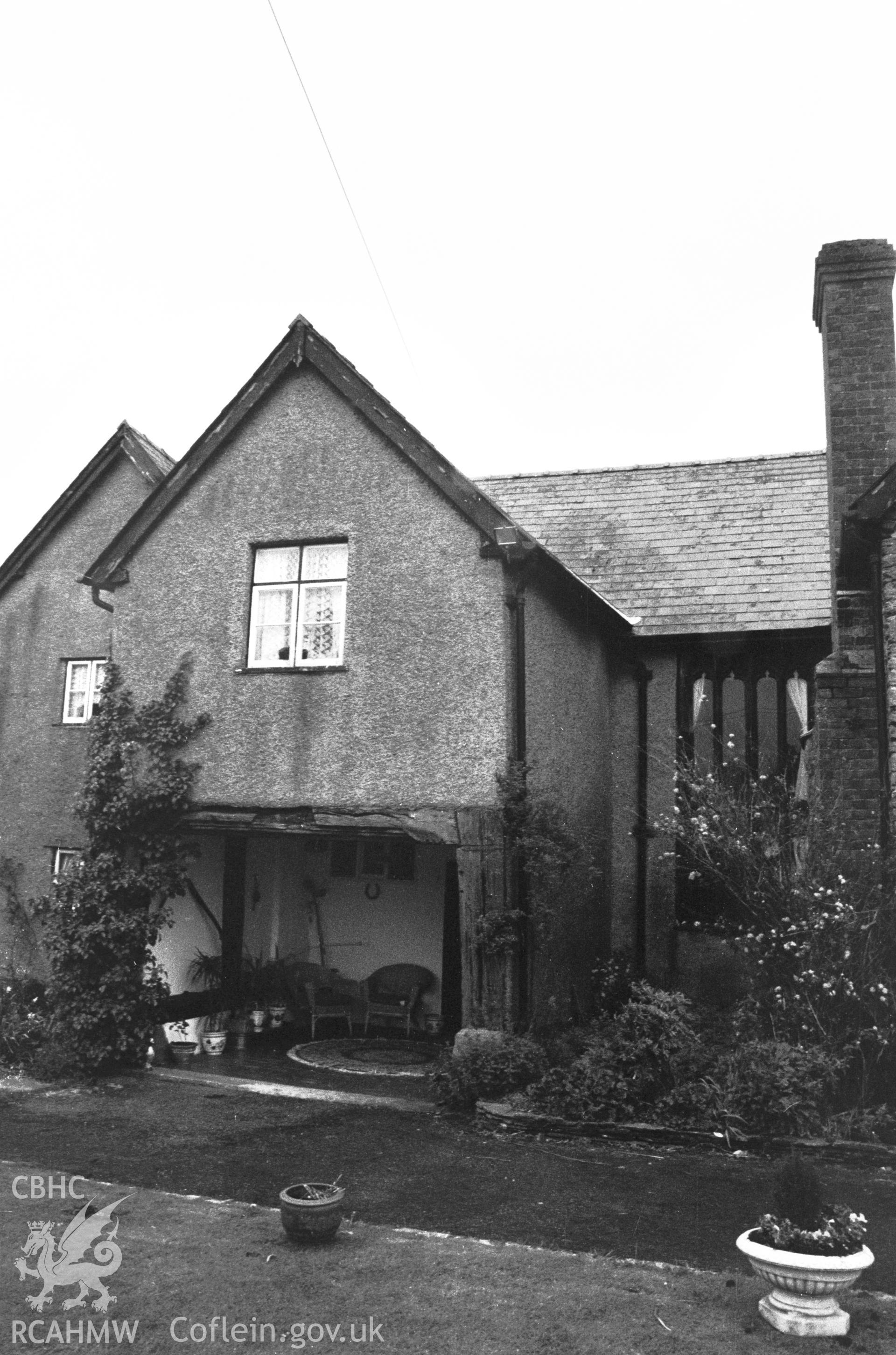 Exterior view of Bryndraenog.