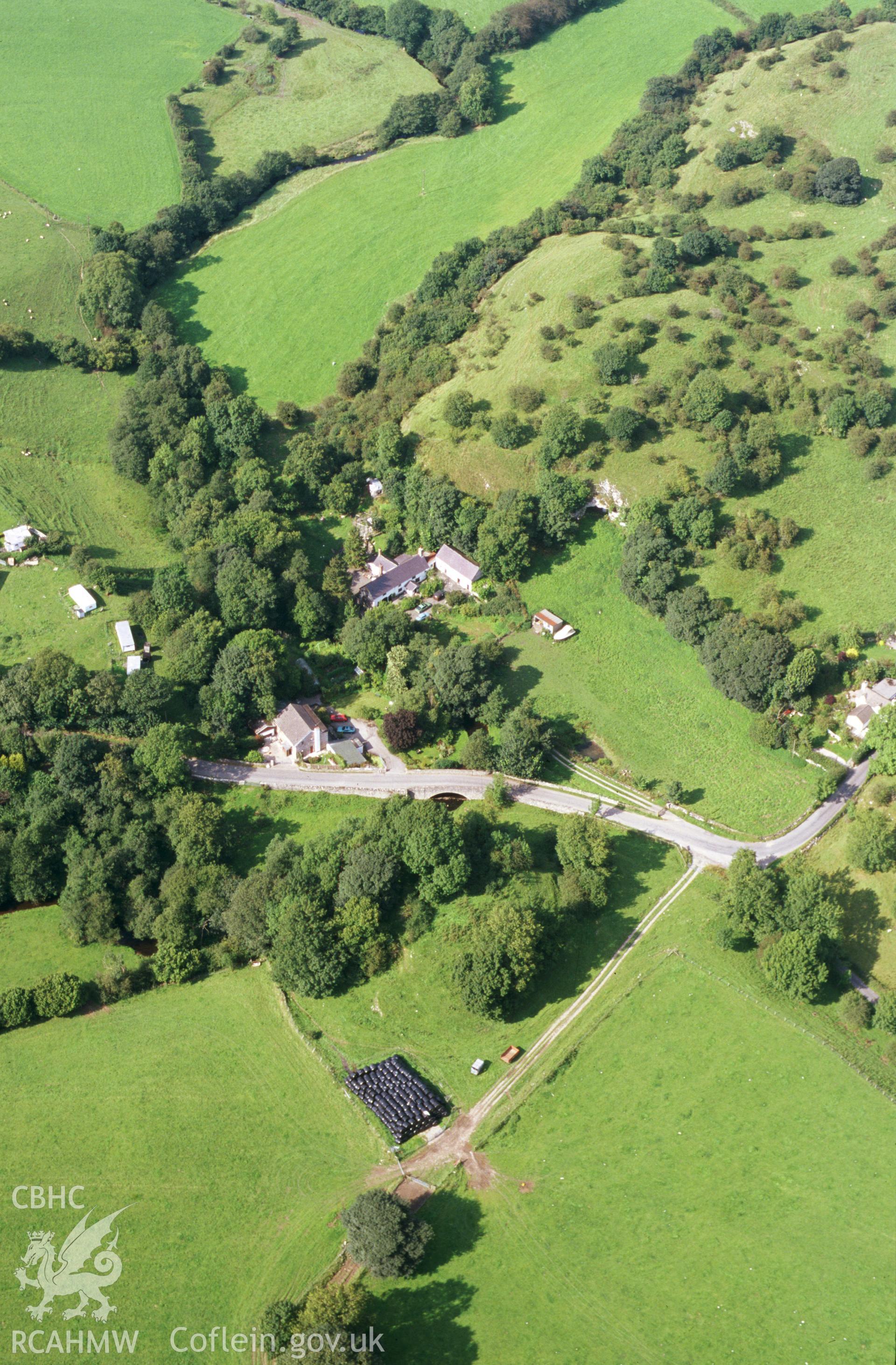 RCAHMW colour slide oblique aerial photograph of Tomen-y-Faerdre, Llanarmon-yn-Ial, taken by T.G.Driver on the 30/08/2000