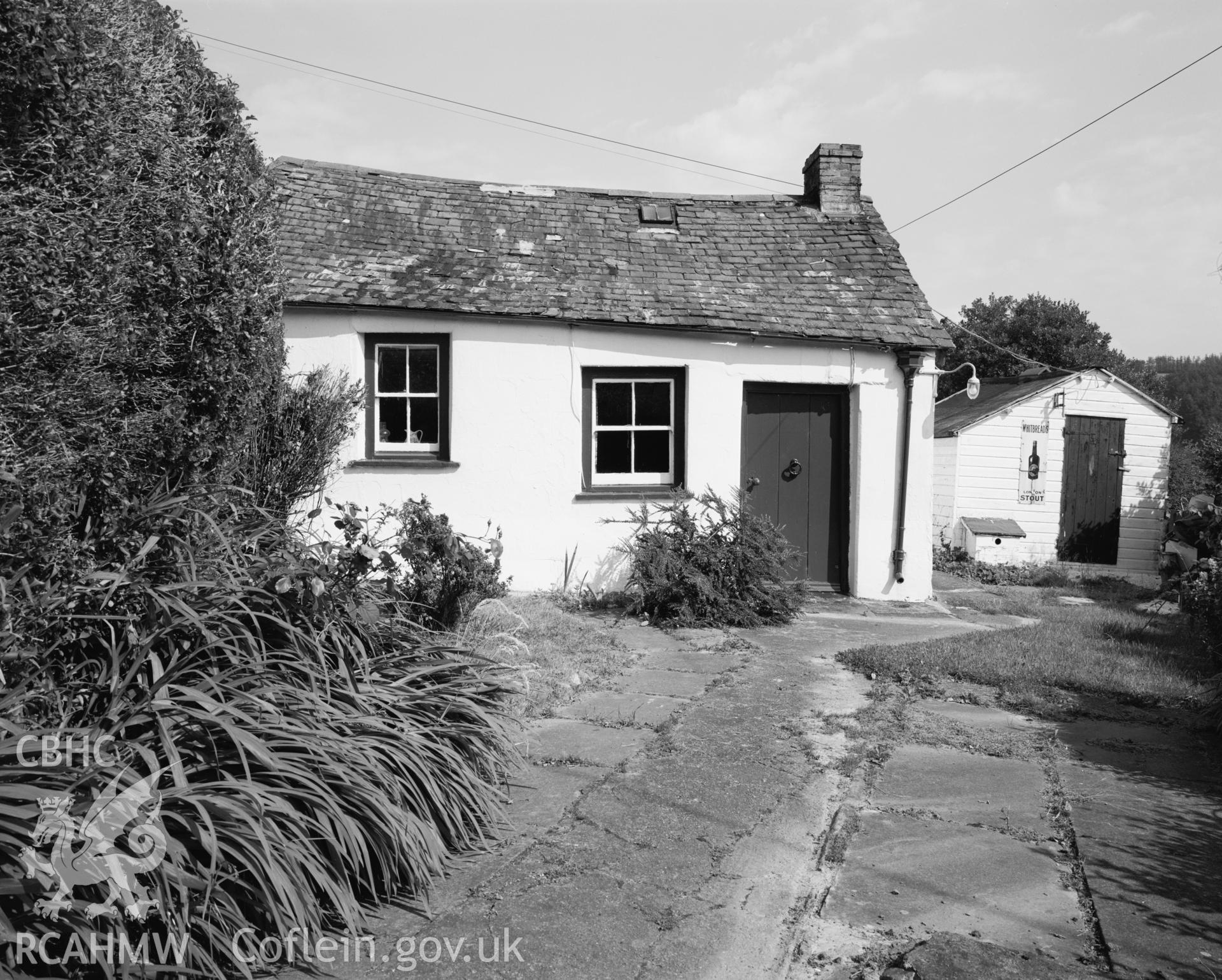 Llwyncelyn, Llanfihangel y Creuddyn; B&W photo taken by Iain Wright, 22nd July 1997. Negative held.