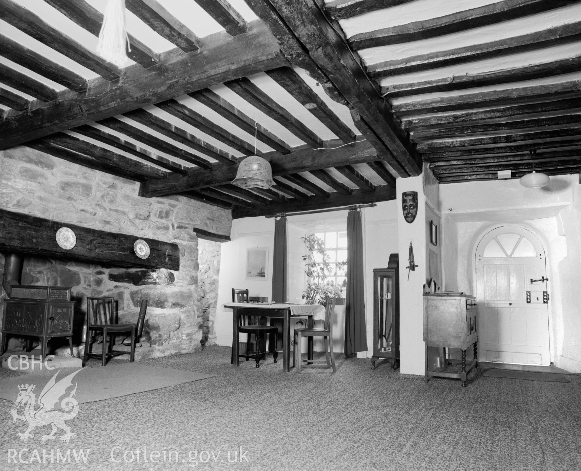Parlour with passage partition beam