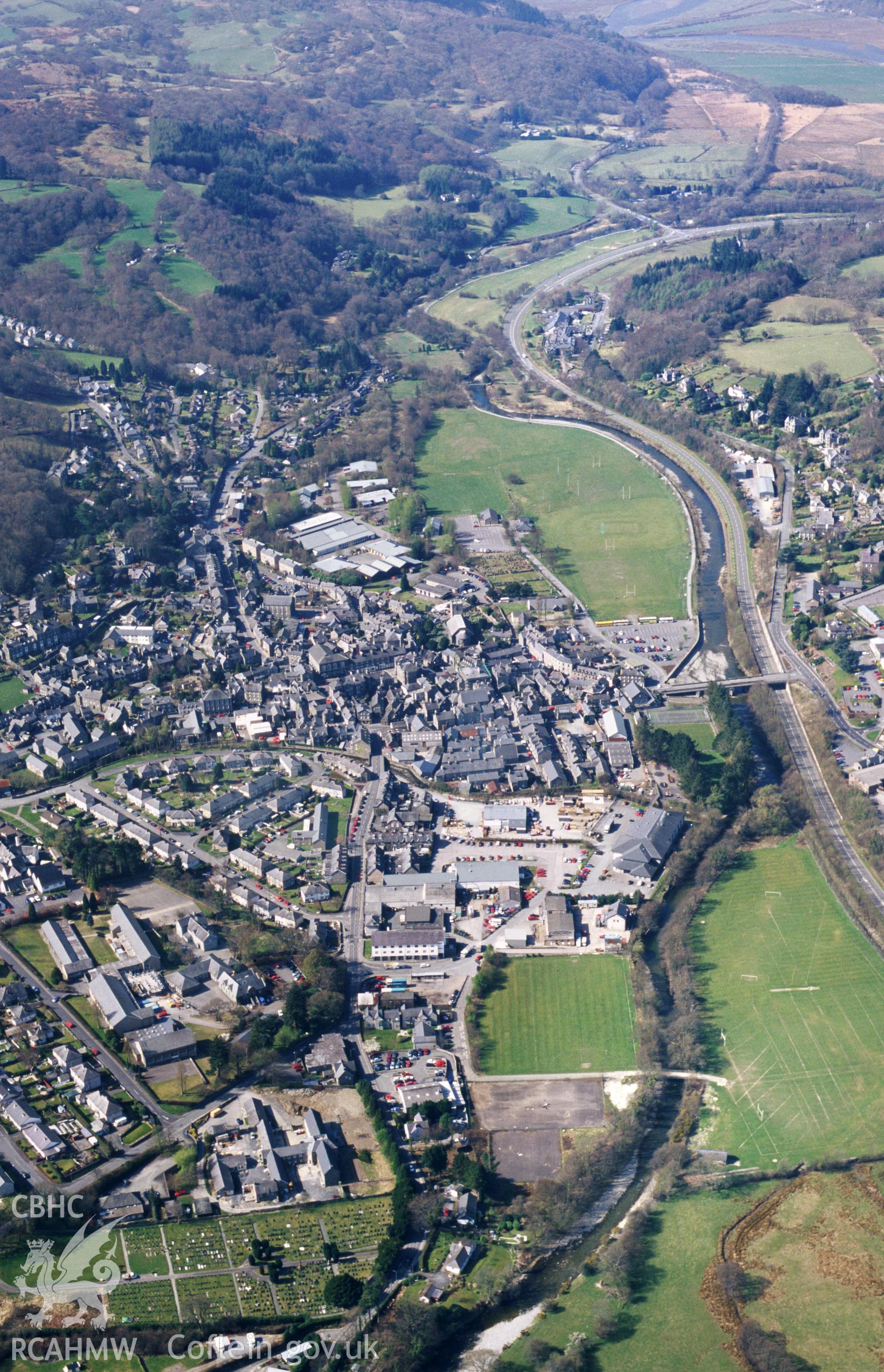 RCAHMW colour oblique aerial photograph of Dolgellau, townscape. Taken by Toby Driver on 31/03/2003