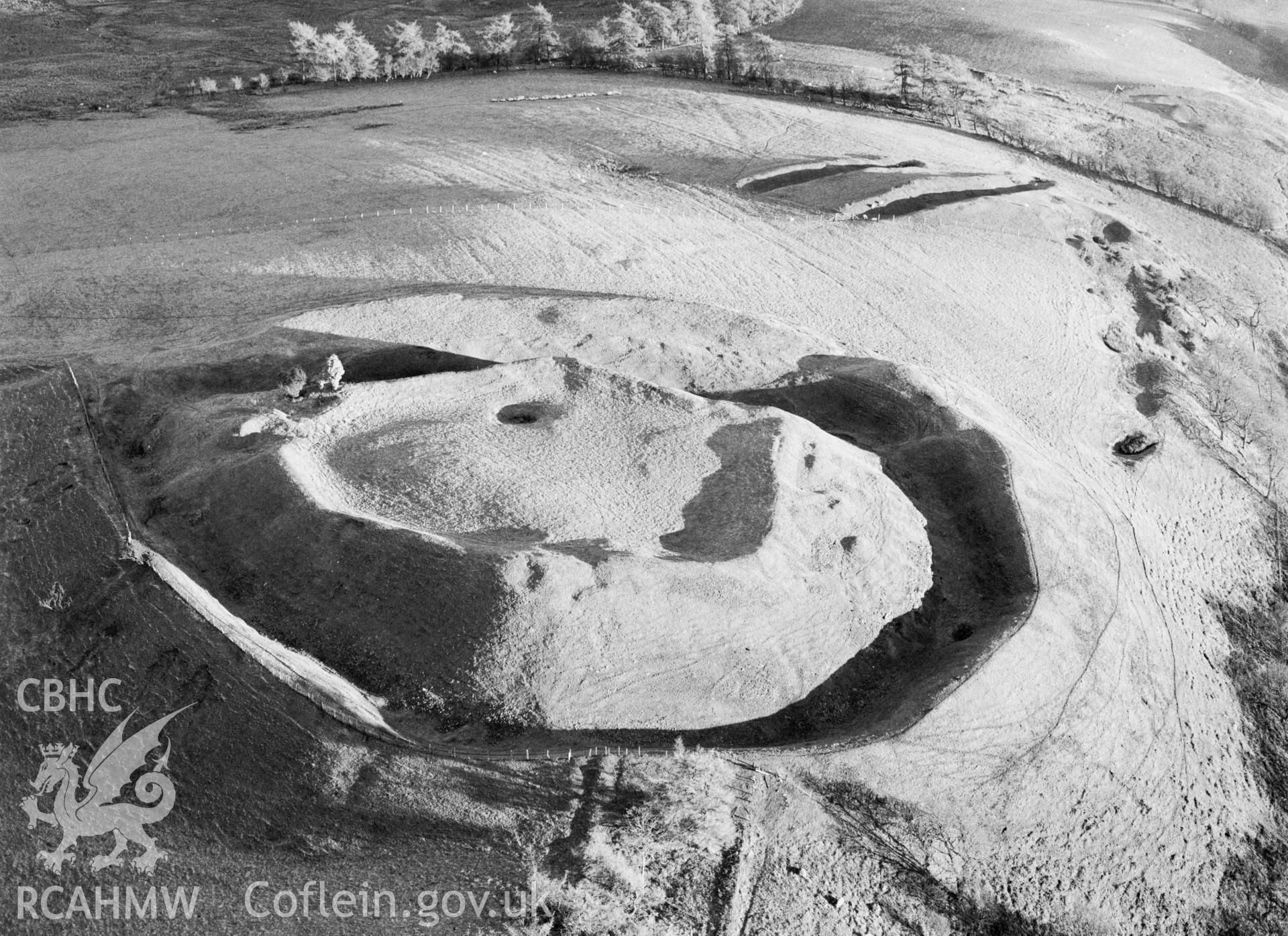 RCAHMW Black and white oblique aerial photograph of Castell Tinboeth, Llanbadarn Fynydd, taken on 20/12/1998 by CR Musson