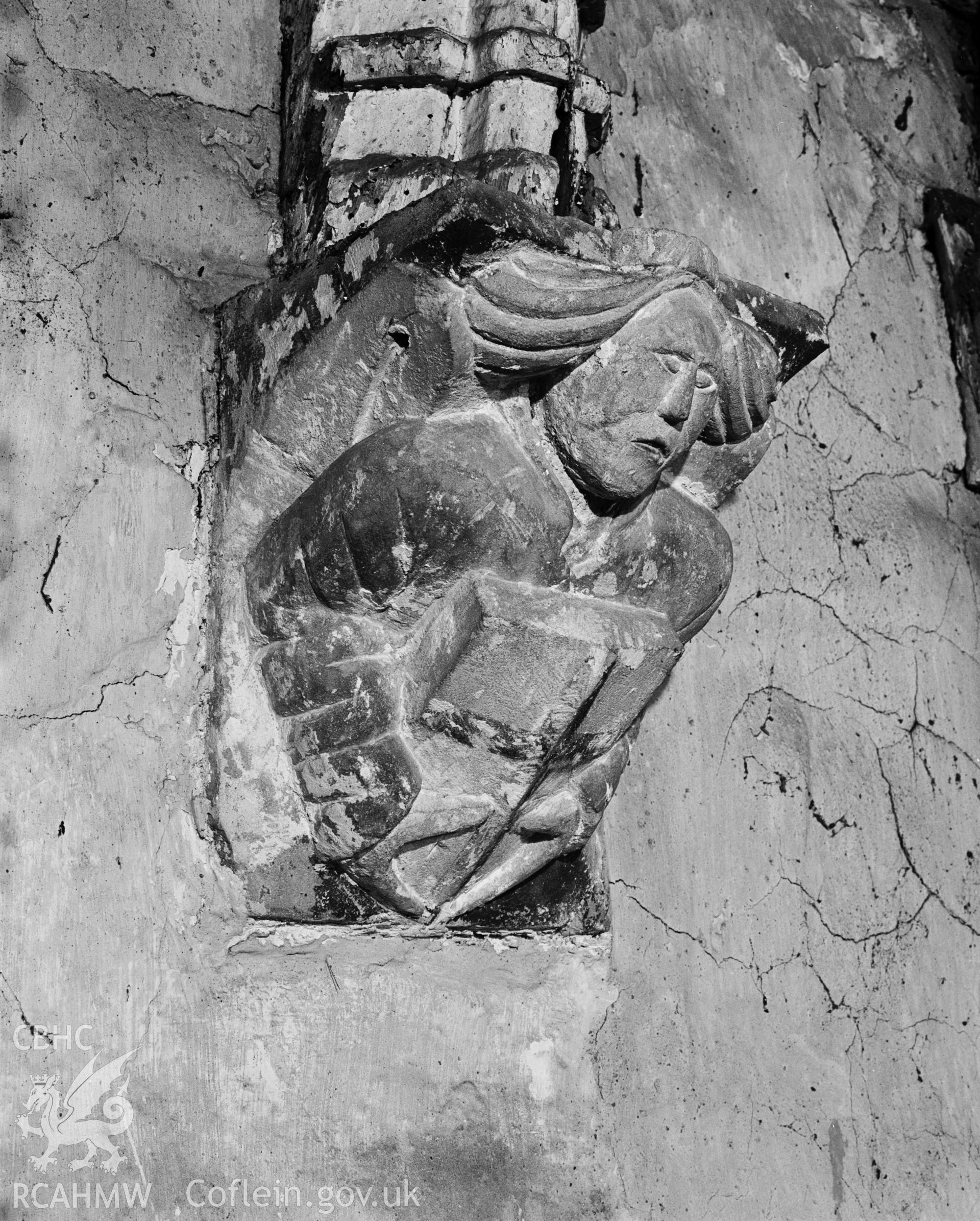 Interior, Corbel (13) Angel type 1 with shield. NA/MM/95/085