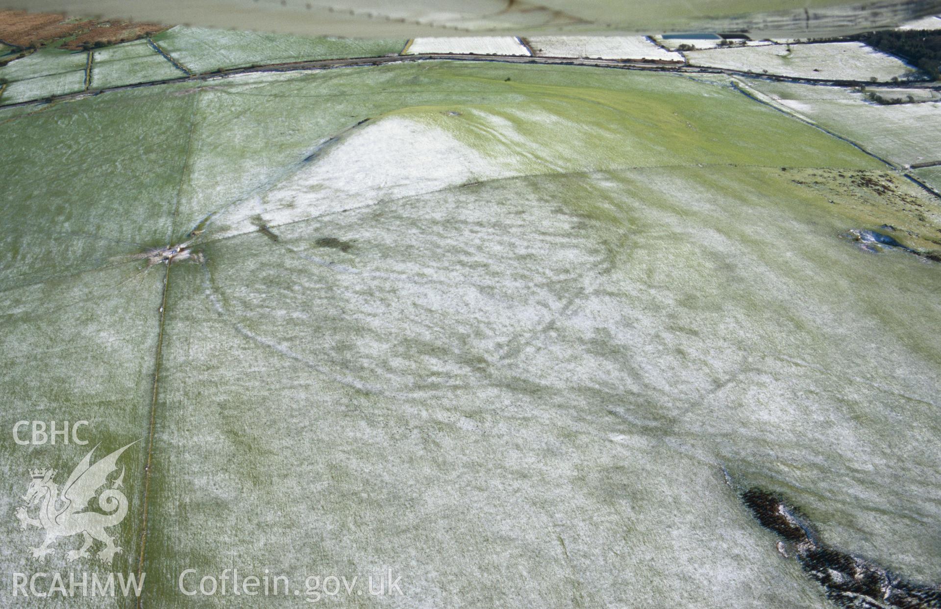 Slide of RCAHMW colour oblique aerial photograph of an enclosure at Banc Du, taken by Toby Driver, 2004.