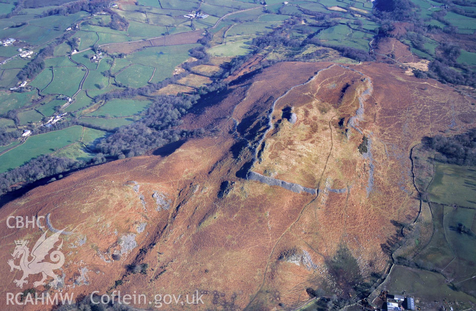 Slide of RCAHMW colour oblique aerial photograph of Garn Goch, showing Y Gaer Fawr and Y Gaer Fach, taken by T.G. Driver, 2001.