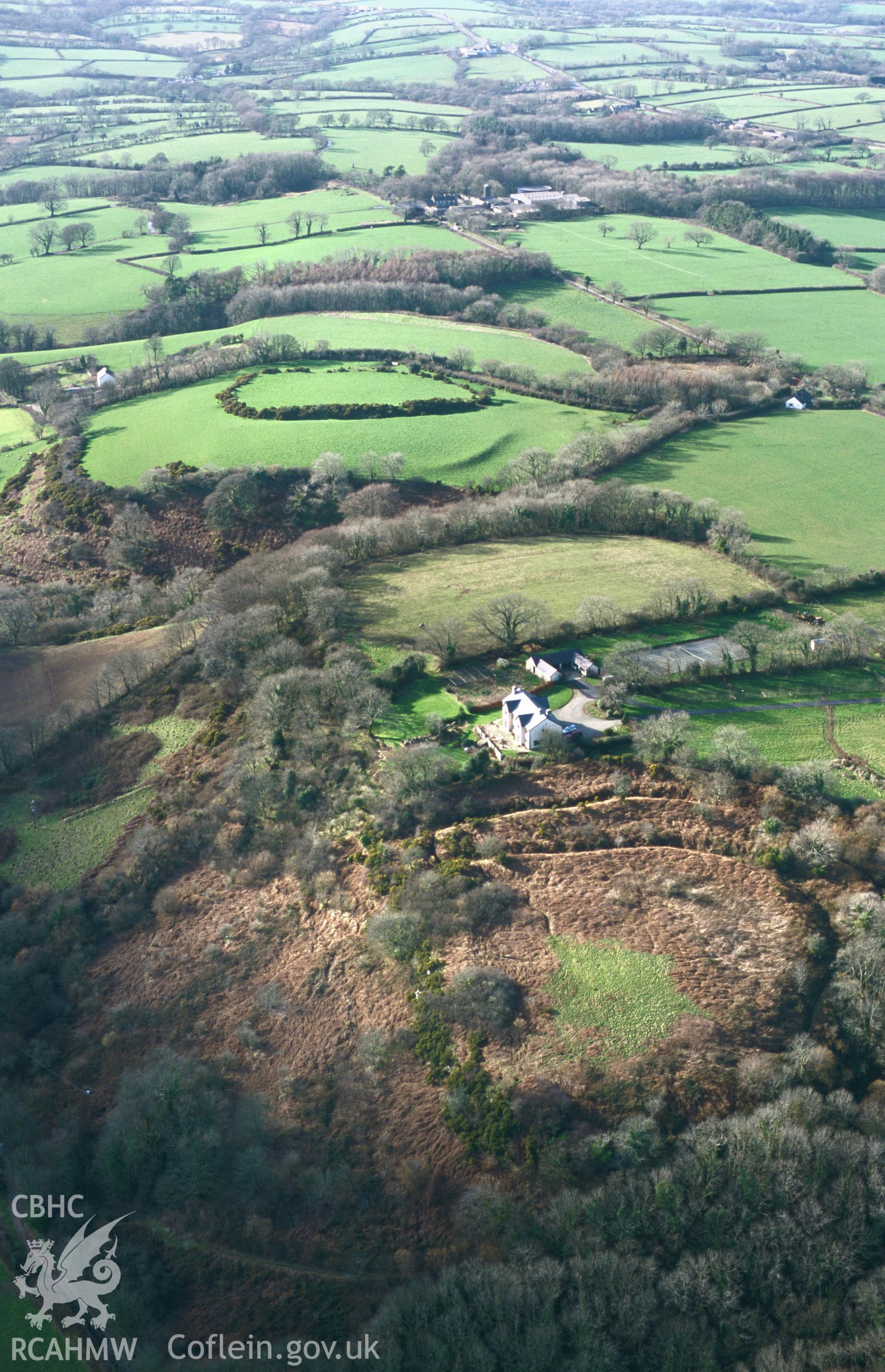 RCAHMW colour slide oblique aerial photograph of Llanddewi Gaer; Pen-y-Gaer, Llanddewi Velfrey, taken by T.G.Driver on the 21/02/2000