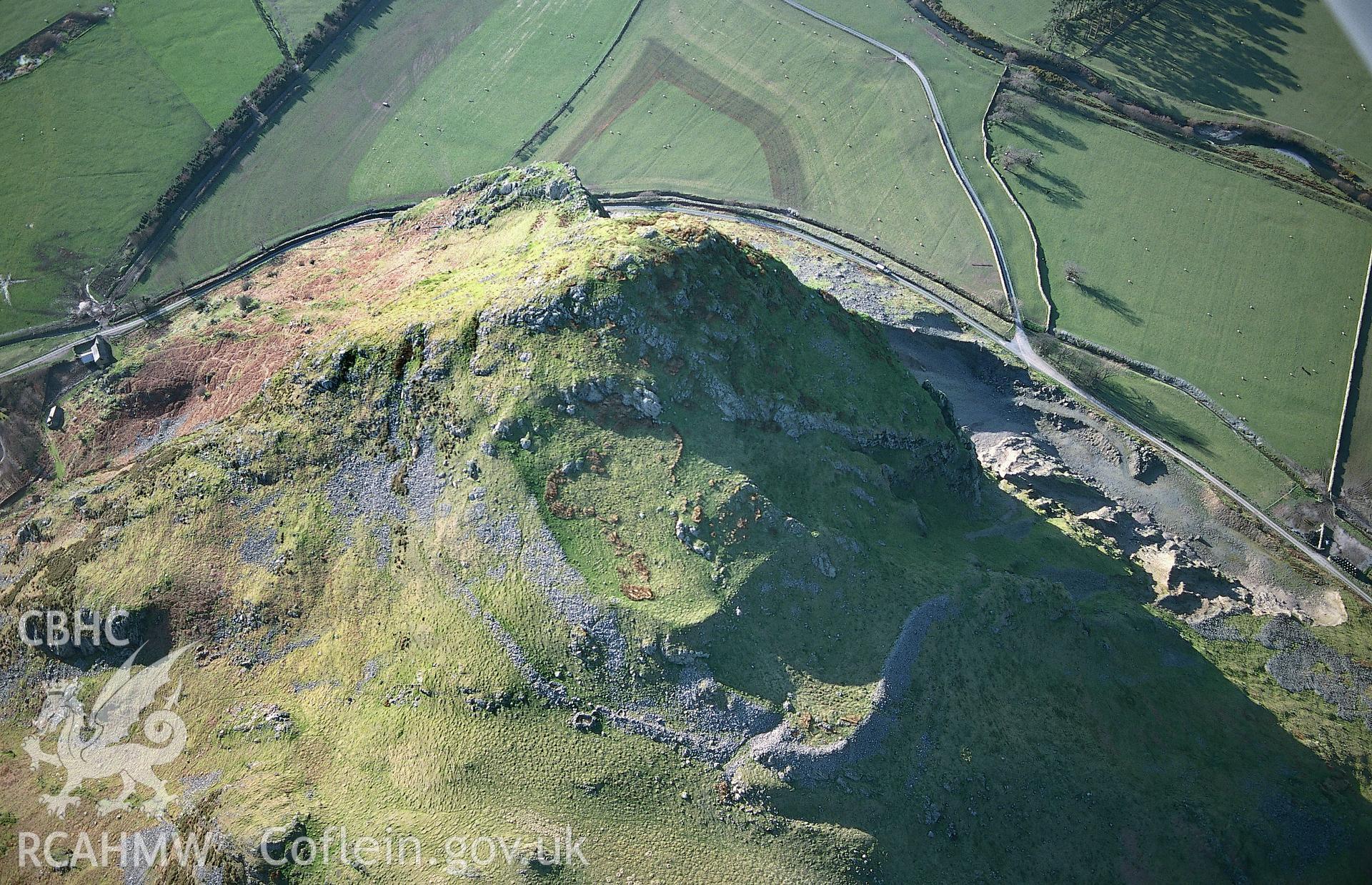 RCAHMW colour slide oblique aerial photograph of Craig-y-deryn Hillfort, Llanfihangel-y-pennant, taken on 17/03/1999 by Toby Driver