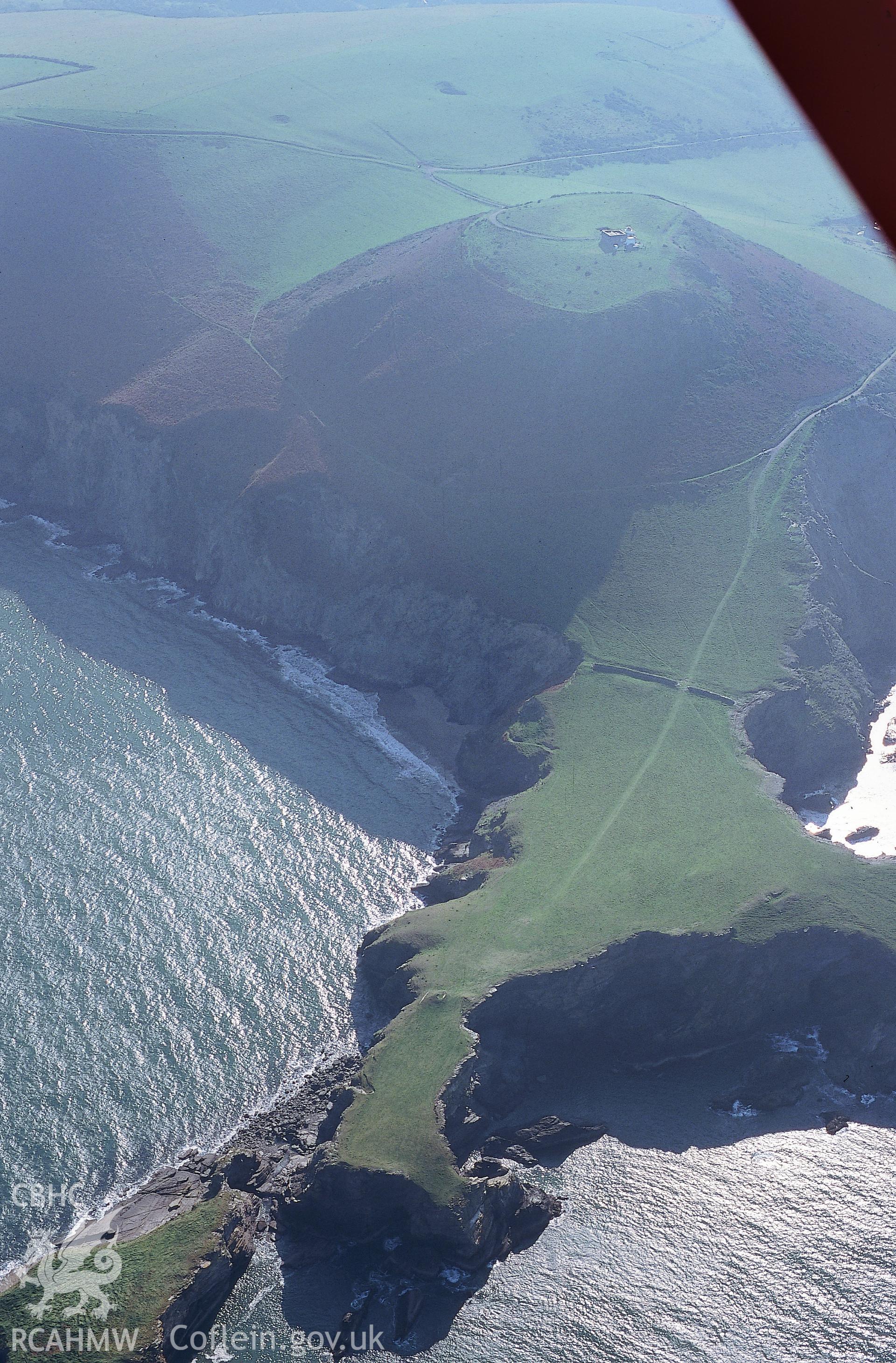 RCAHMW colour slide oblique aerial photograph of Ynys-lochtyn Cave, Llangrannog, taken on 19/10/1999 by Toby Driver