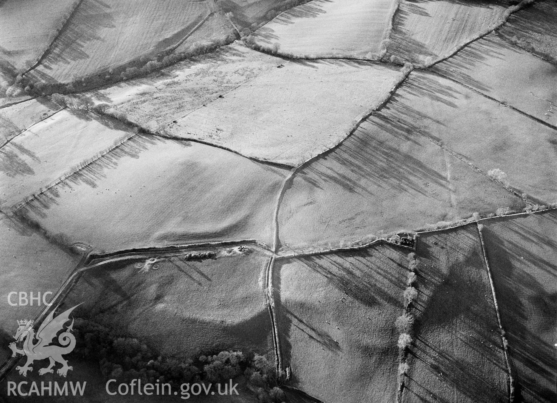 RCAHMW Black and white oblique aerial photograph of Nantmel Marching Camp, taken on 20/12/1998 by CR Musson