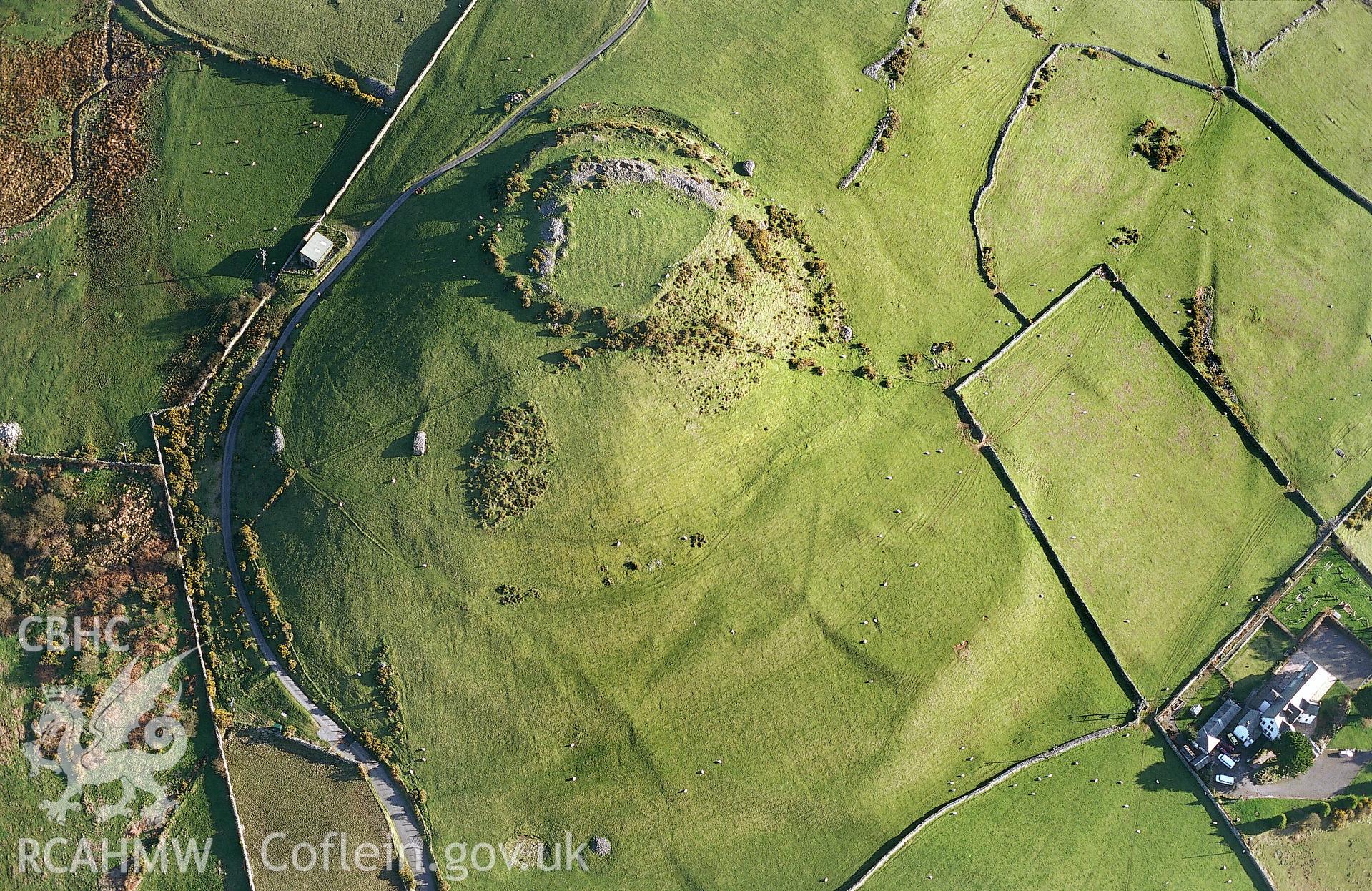 RCAHMW colour slide oblique aerial photograph of Castell-y-gaer, Llangelynin, taken on 17/03/1999 by Toby Driver