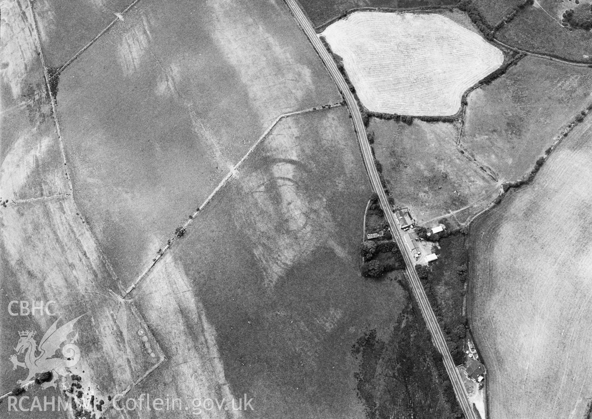 RCAHMW black and white oblique aerial photograph of cropmarks at Banc-y-Gaer, Llanychaiarn, taken 1995.