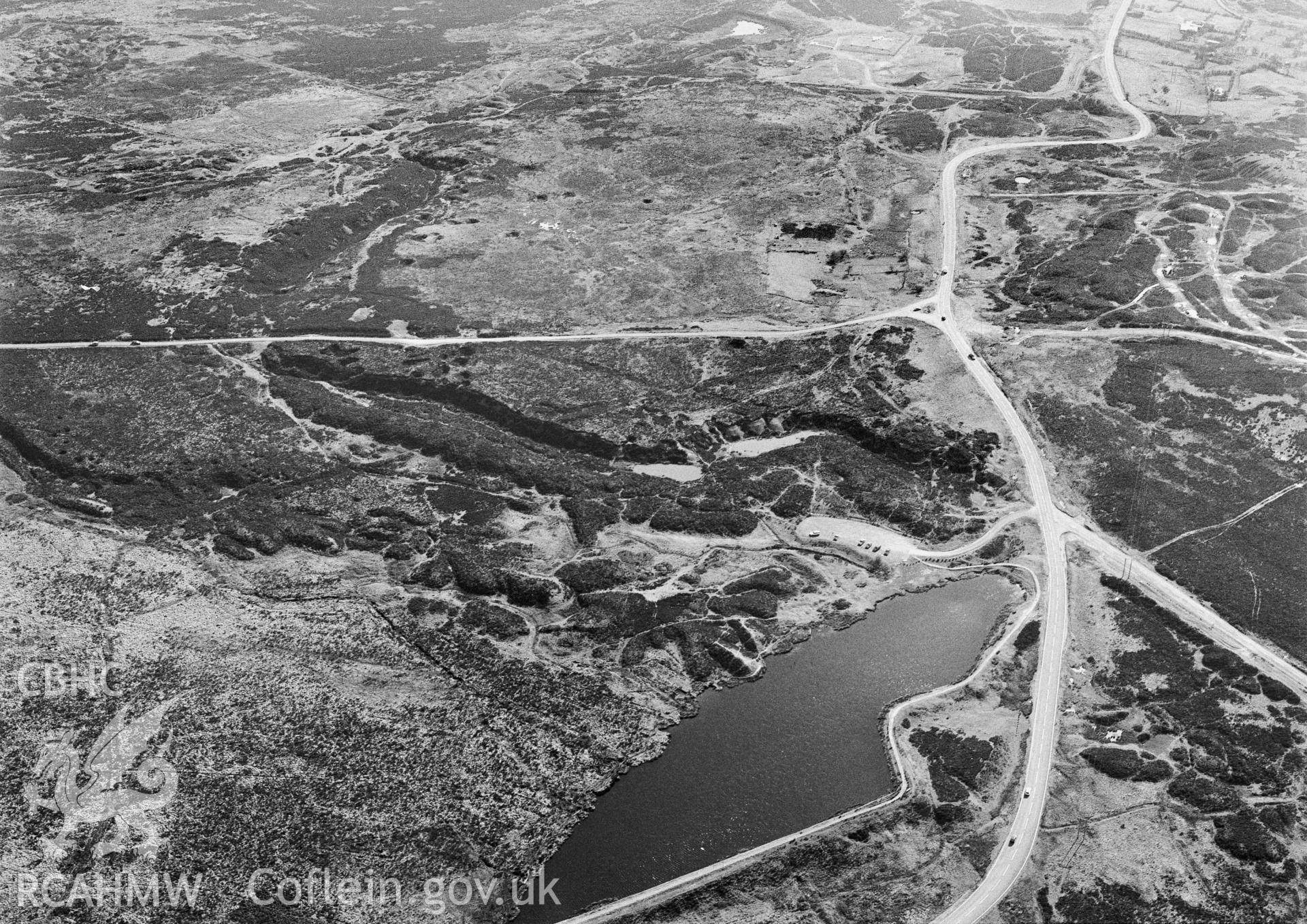 RCAHMW Black and white oblique aerial photograph of Pen-ffordd-goch Iron and Coal Workings, Blaenavon, taken on 15/03/1999 by Toby Driver