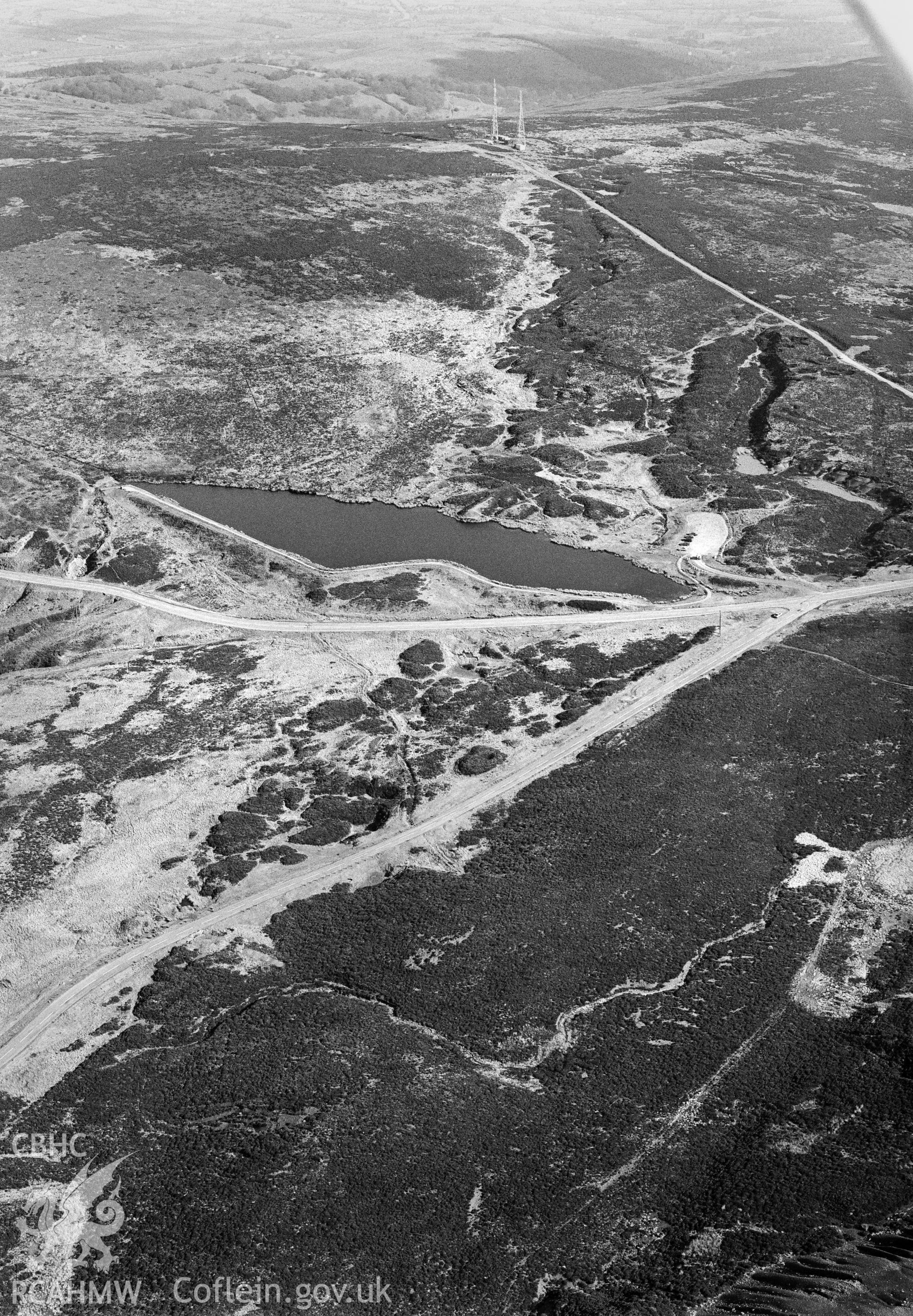 RCAHMW Black and white oblique aerial photograph of Pen-ffordd-goch Pond (Keeper's Pond), Llanfoist Fawr, taken on 15/03/1999 by Toby Driver