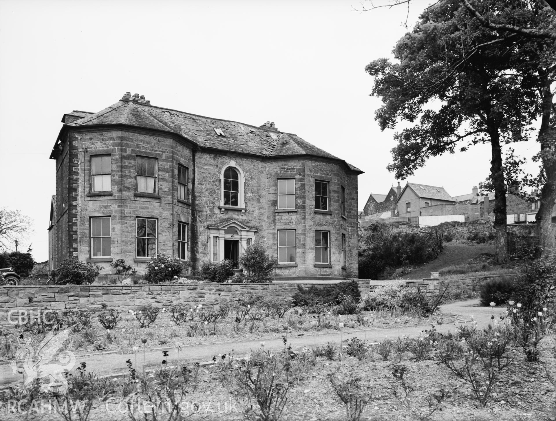 A single black and white photograph showing Plas Kynaston, Cefn.  Negative held.