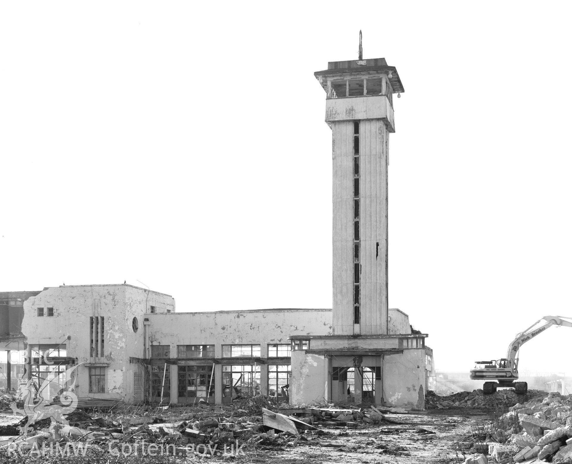 'Hamlyn' Tower and Reception Block from E.