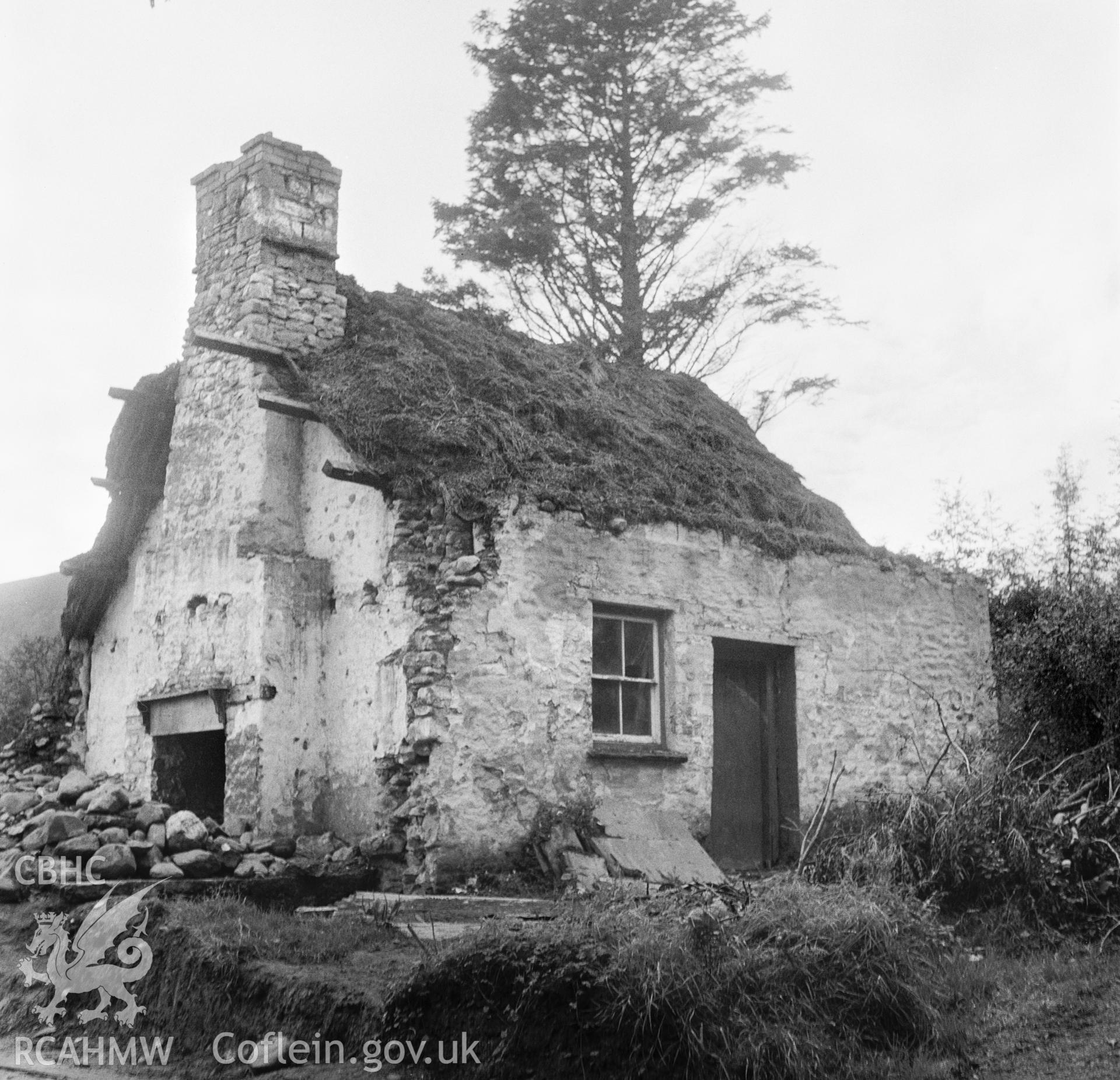 Cwm-y-mynydd-fach, Llansadwrn; photo survey comprising ten black and white photographs produced by A.J. Parkinson, 1974.