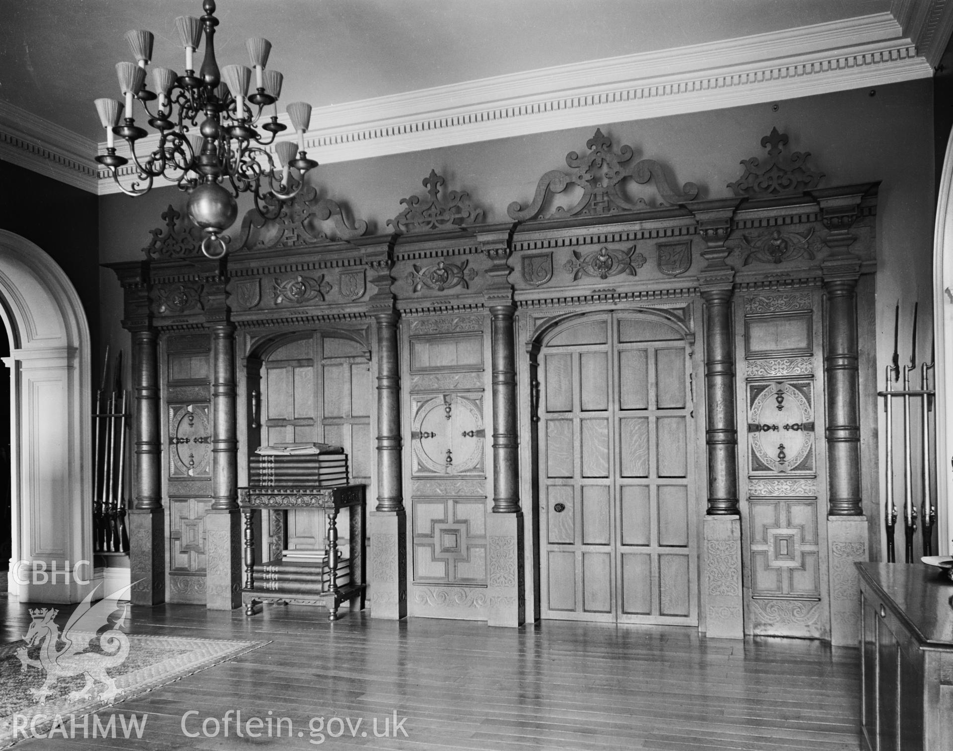 Interior view showing re-set screen from Tre-owen.