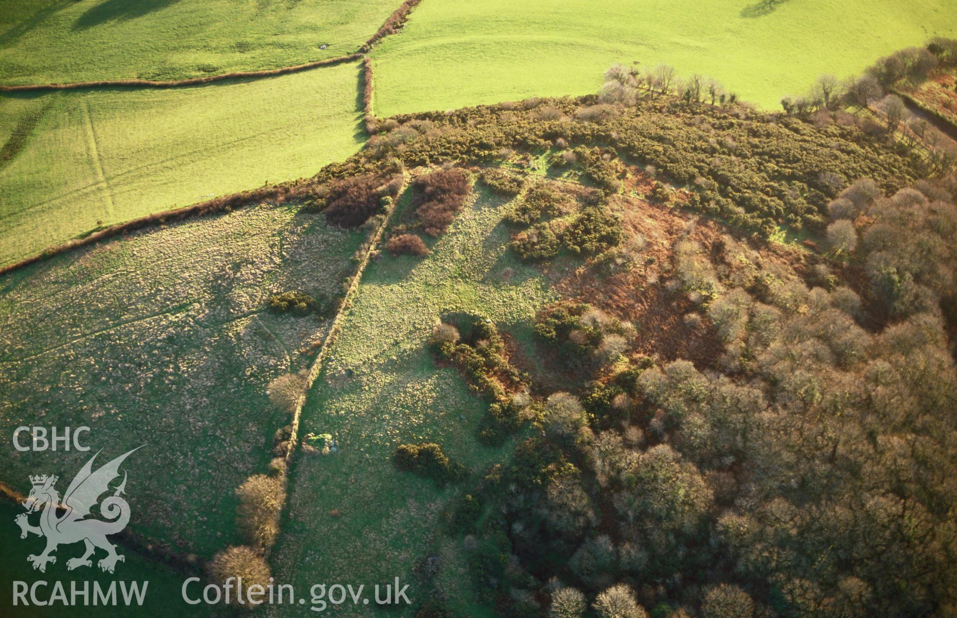 RCAHMW colour oblique aerial photograph of Cerrig Fawr earthwork enclosure, Bronwydd. Taken by Toby Driver on 05/12/2002