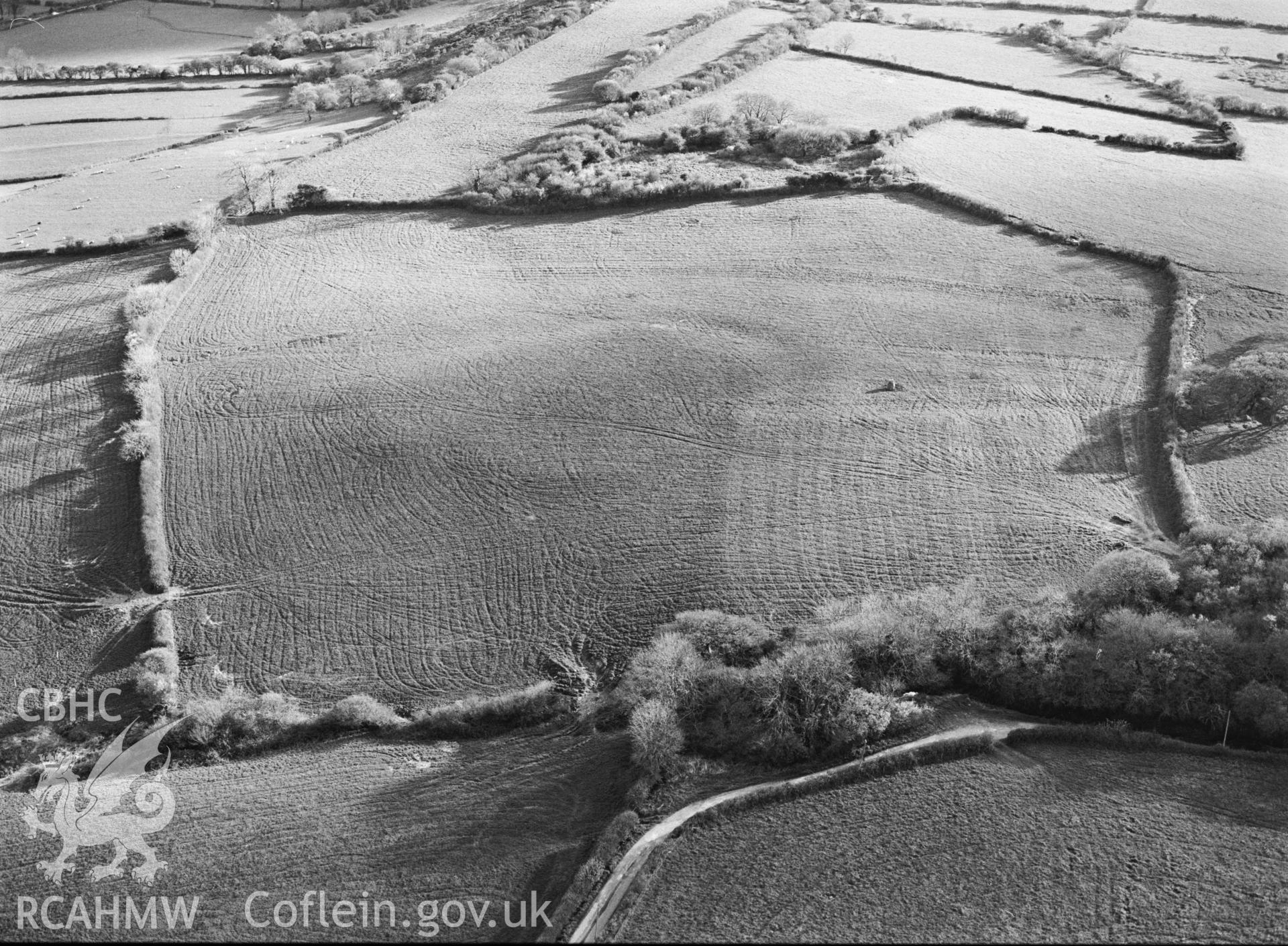 RCAHMW black and white oblique aerial photograph of Pen Lan Ucha enclosure. Taken by C R Musson on 19/04/1995