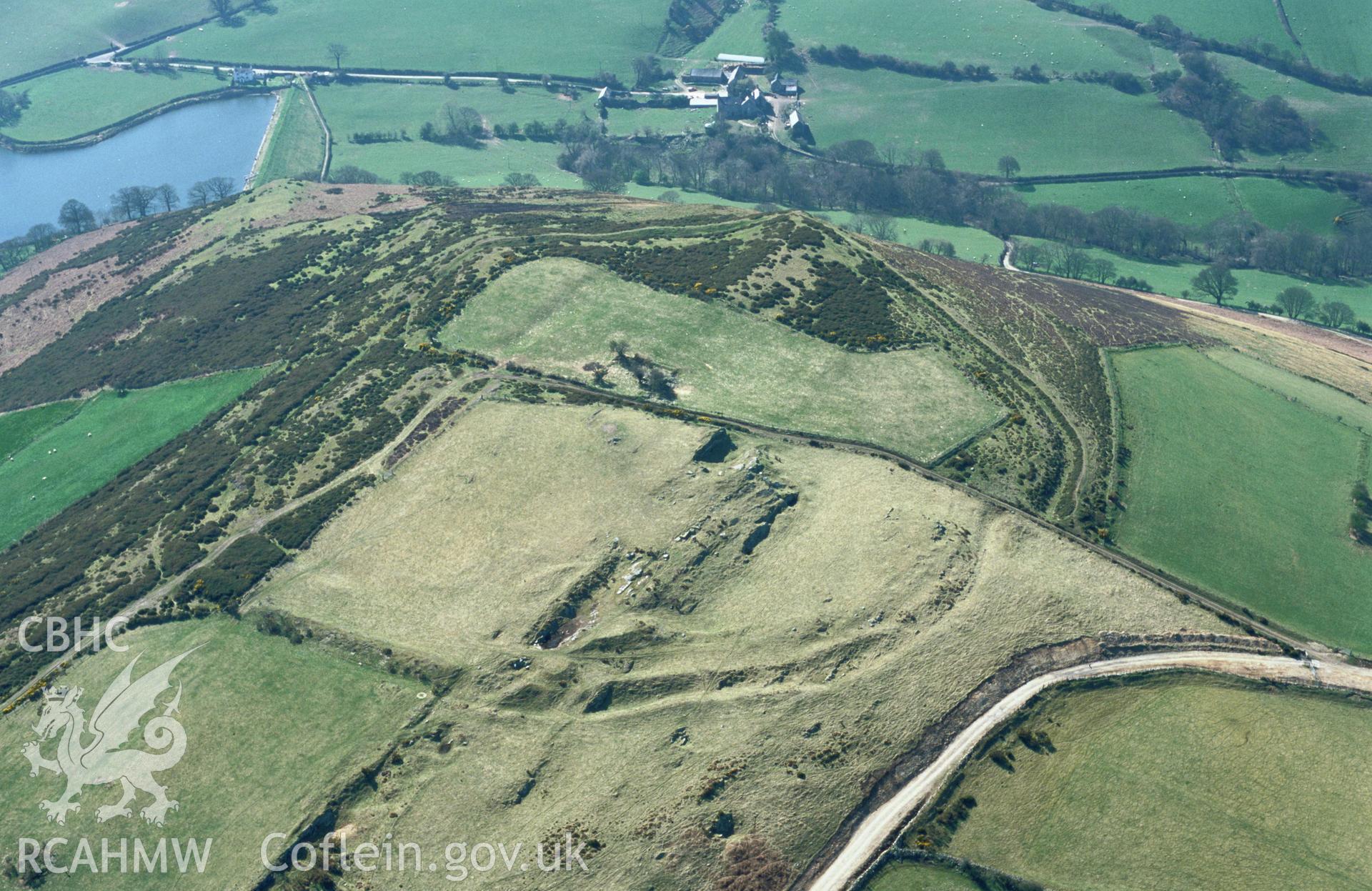 RCAHMW colour oblique aerial photograph of Mynydd y Gaer, hillfort. Taken by Toby Driver on 08/04/2003
