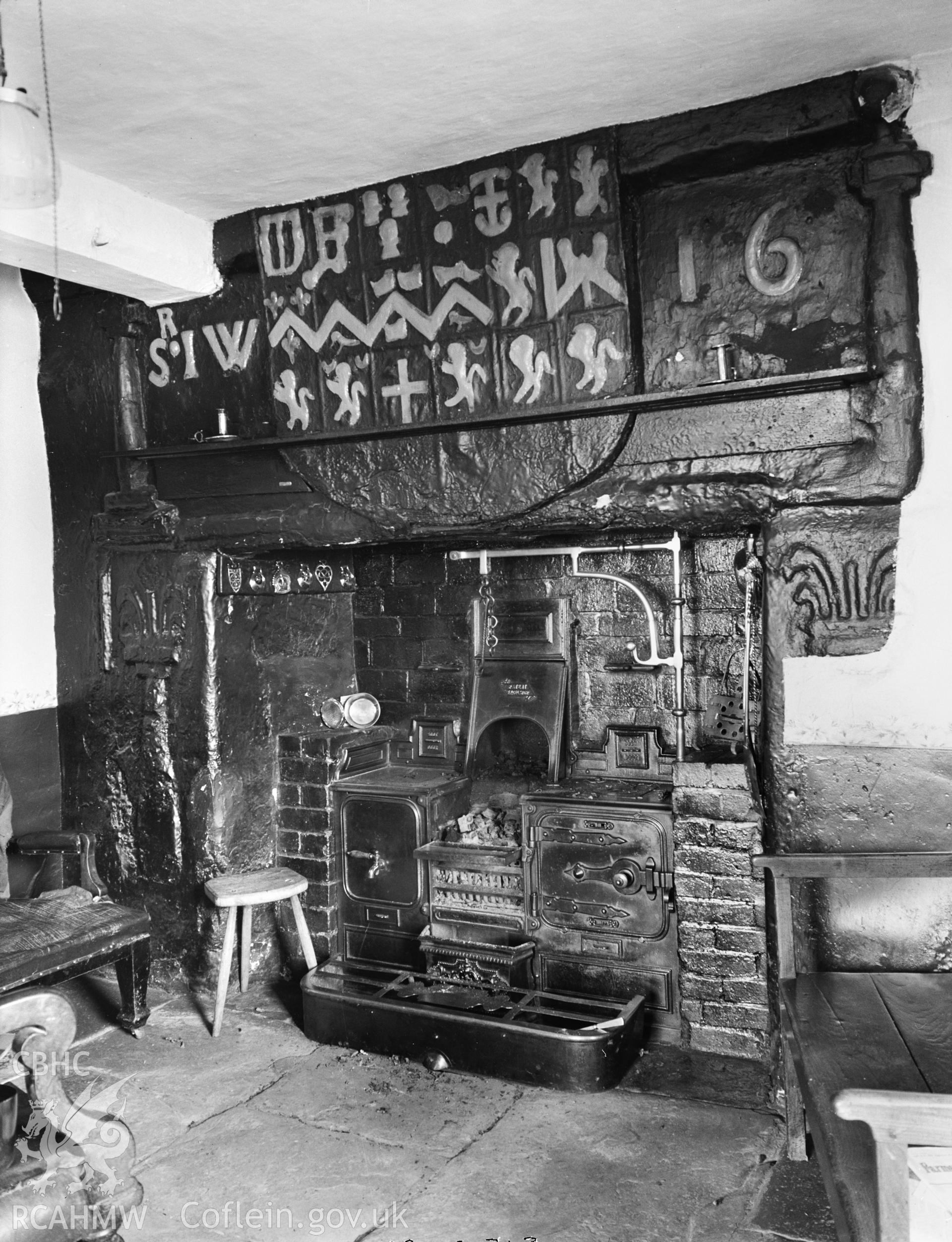 Kitchen fireplace, above which is a coat of arms the number 16 and the letters RSIW.