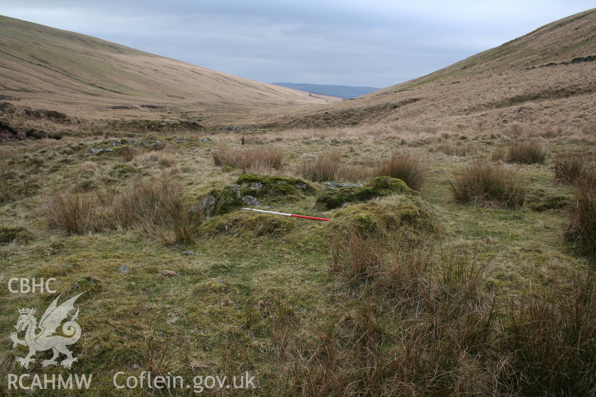 Fold seen from the north; 1m scale.