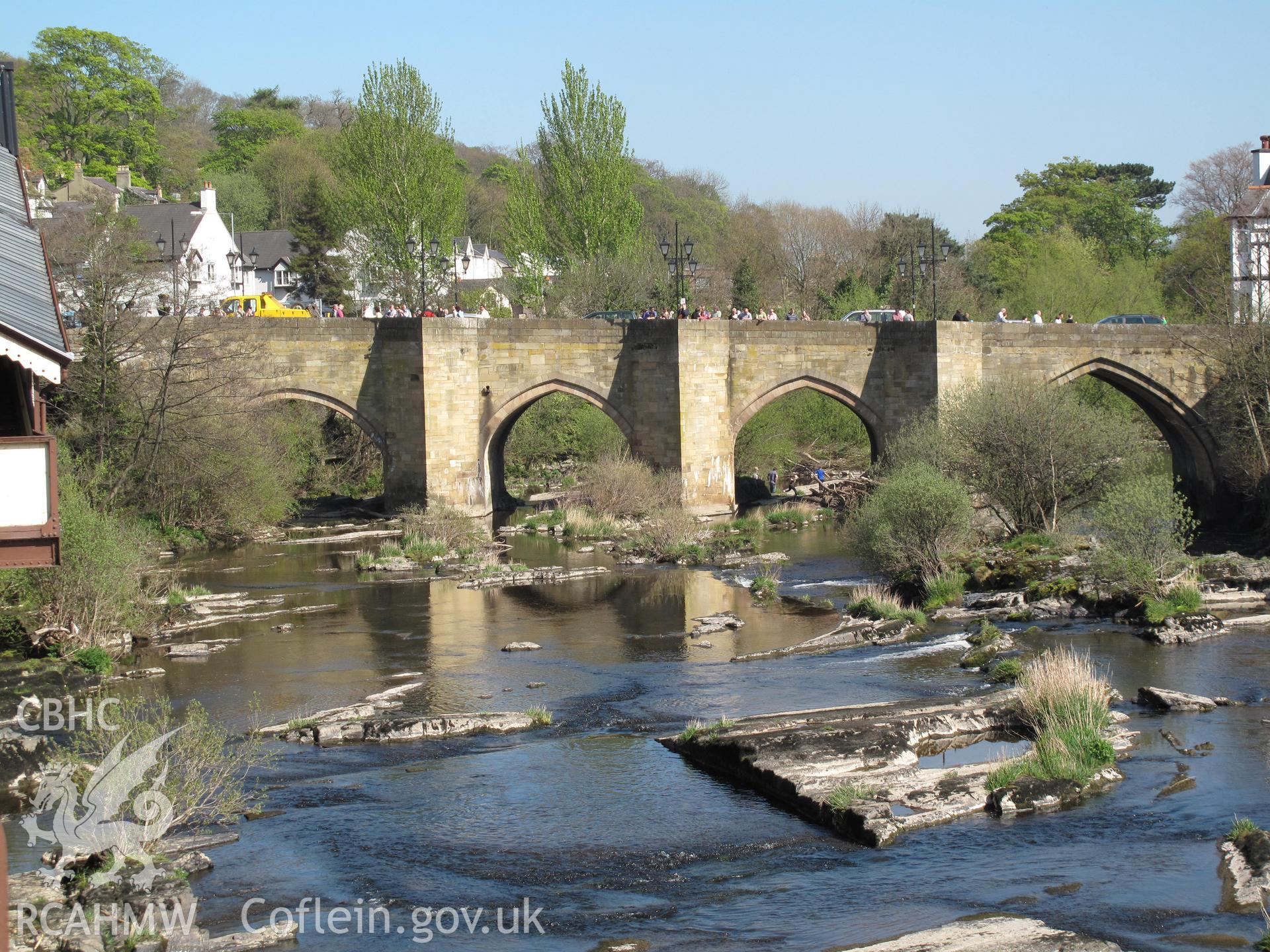View of Llangollen Bridge from the west, taken by Brian Malaws on 19 April 2009.