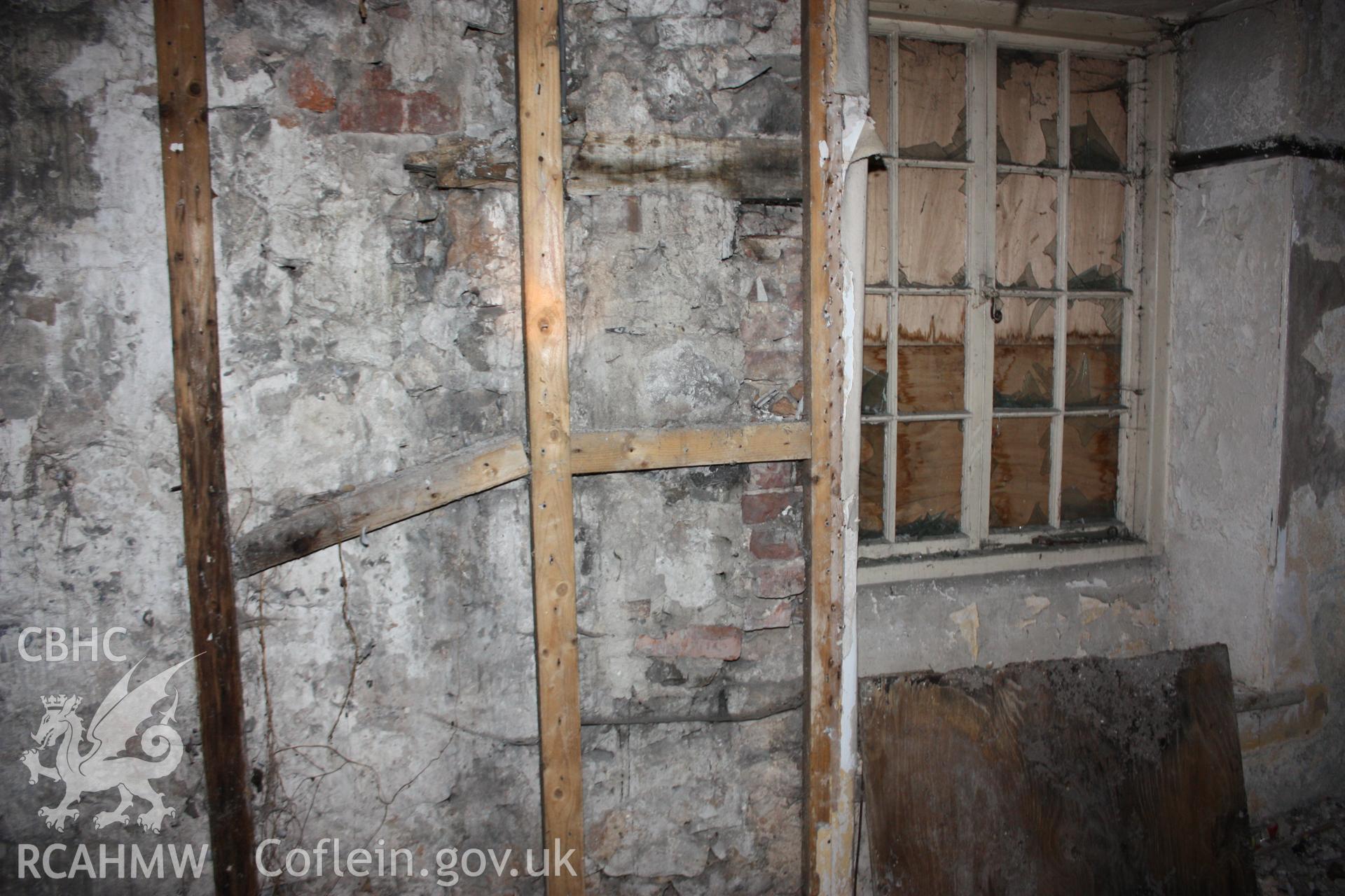 Plas Penyddeuglawdd, Pendyffryn Road, 37 - 39, interior of hall, later window in west wall.