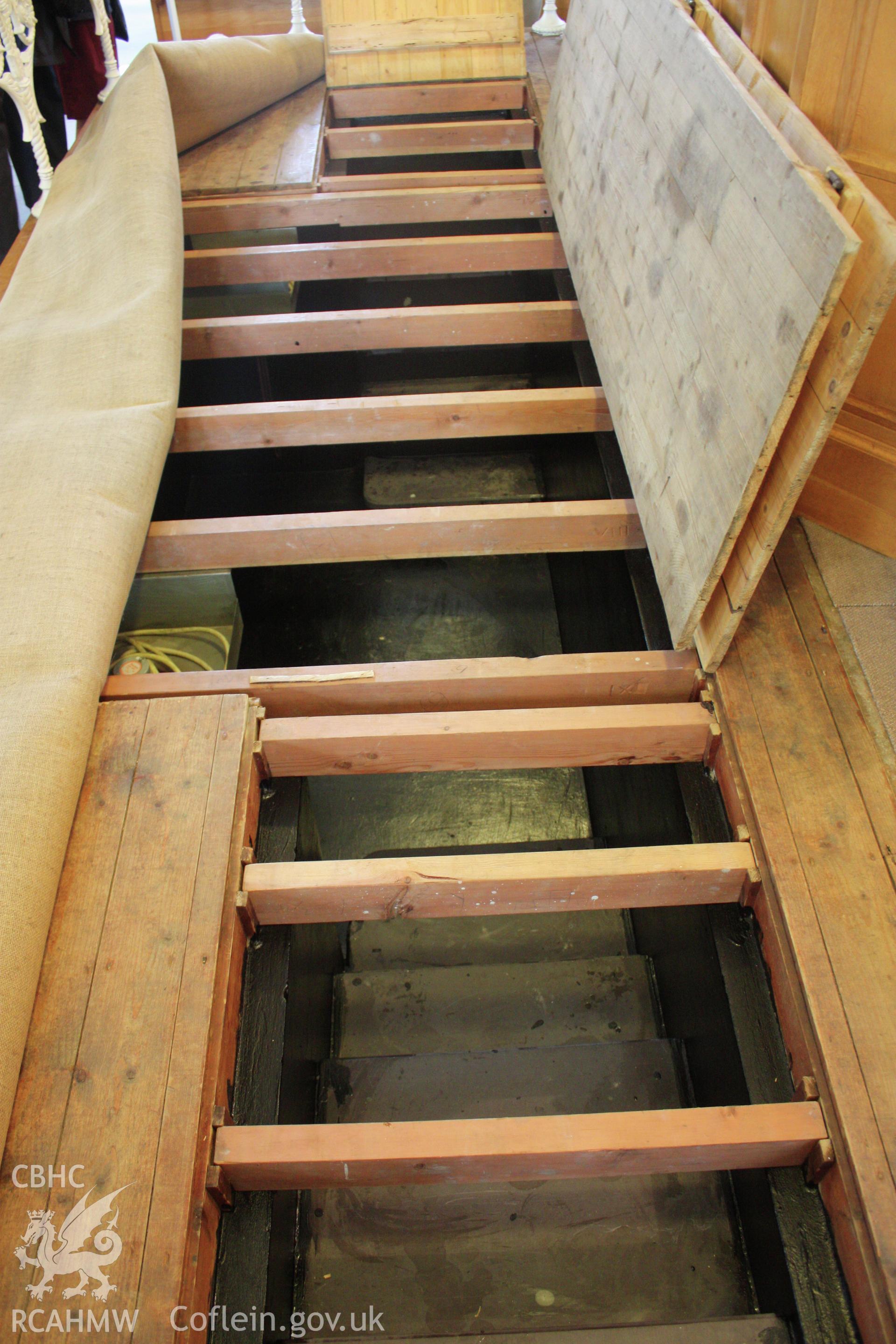 Internal, hidden stairs to cellar