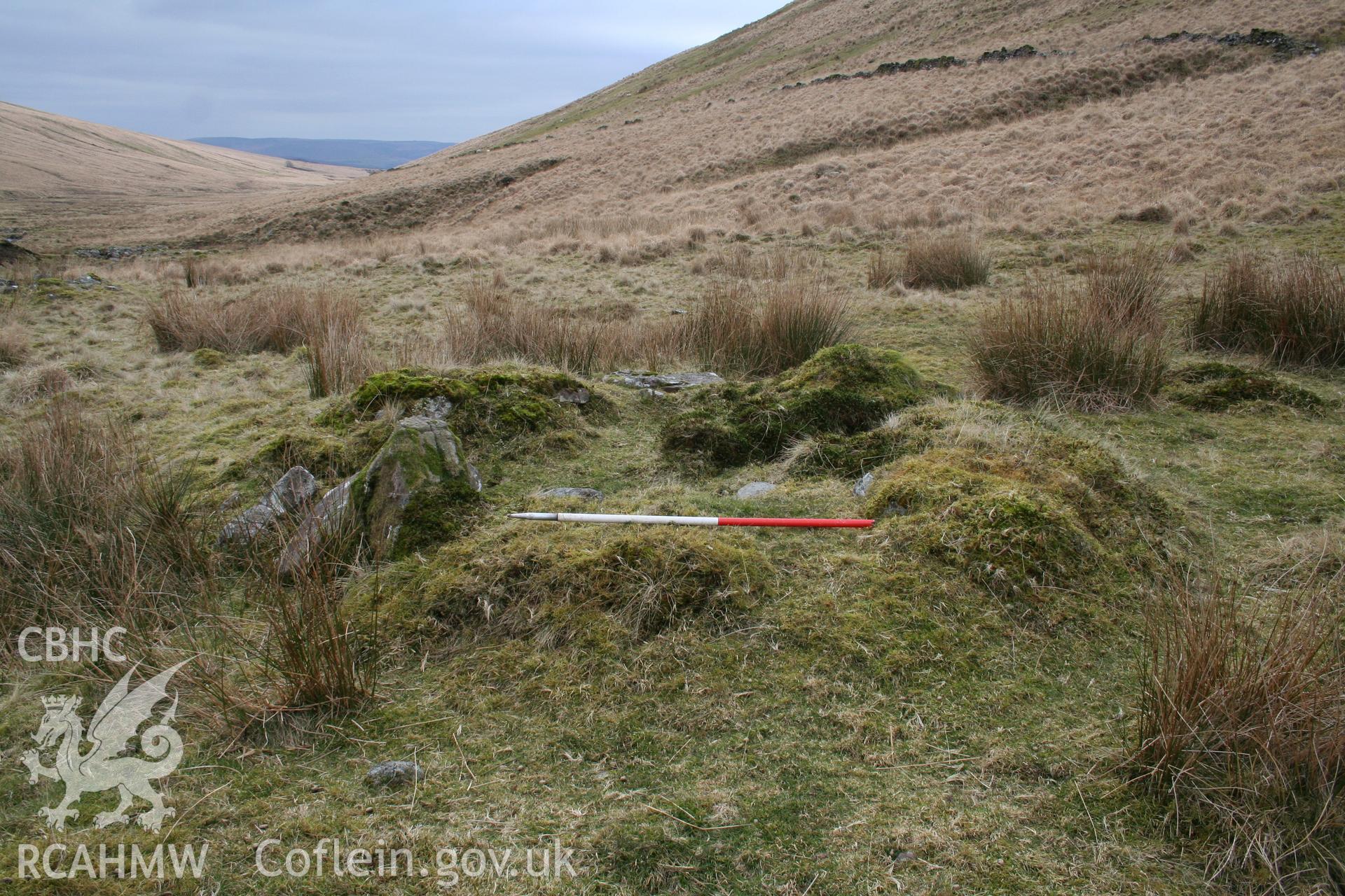 Fold seen from the north; 1m scale.