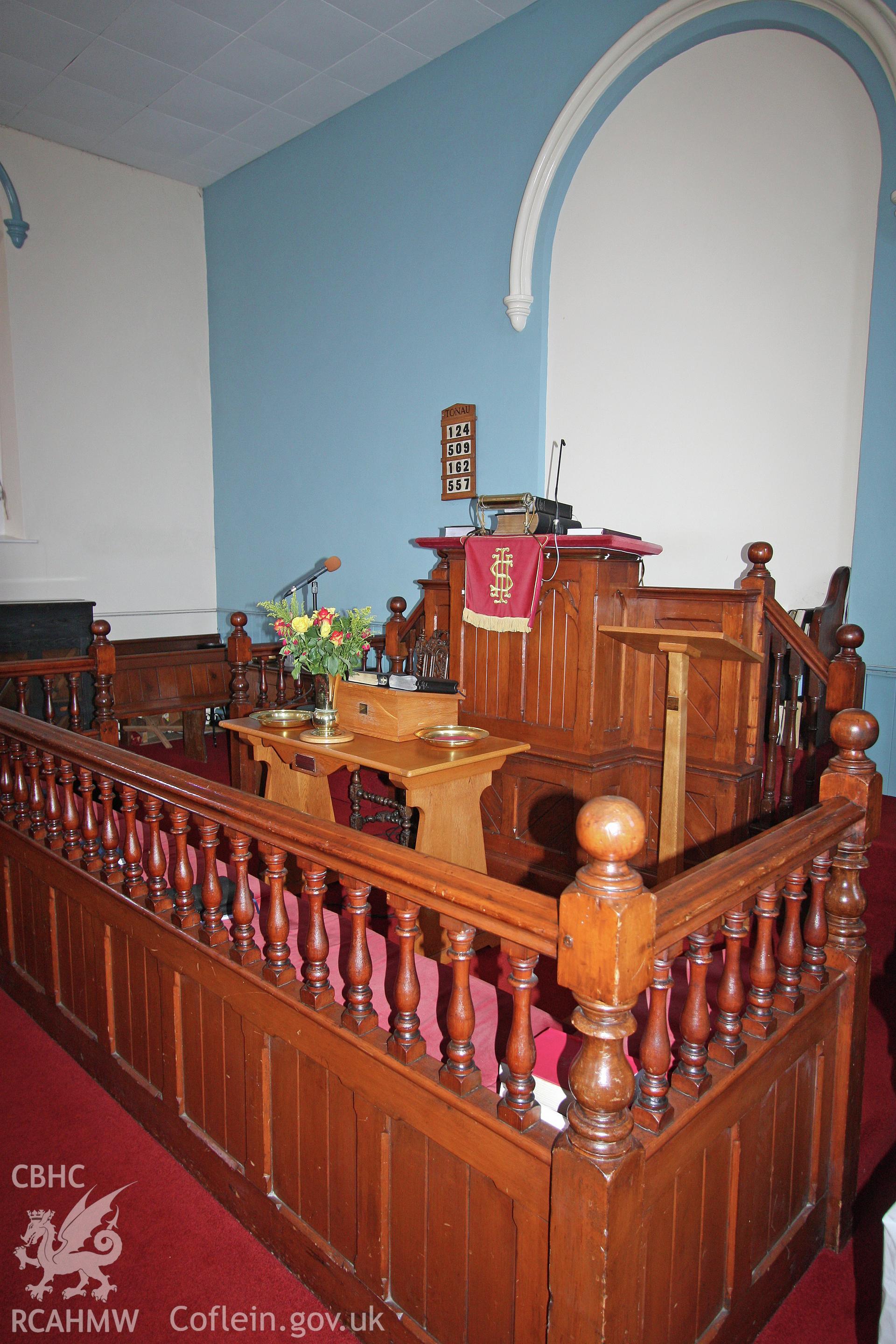 Internal, pulpit & Sedd Fawr