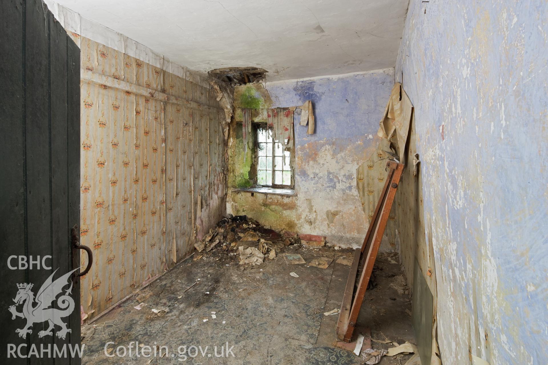 Central small bedroom.