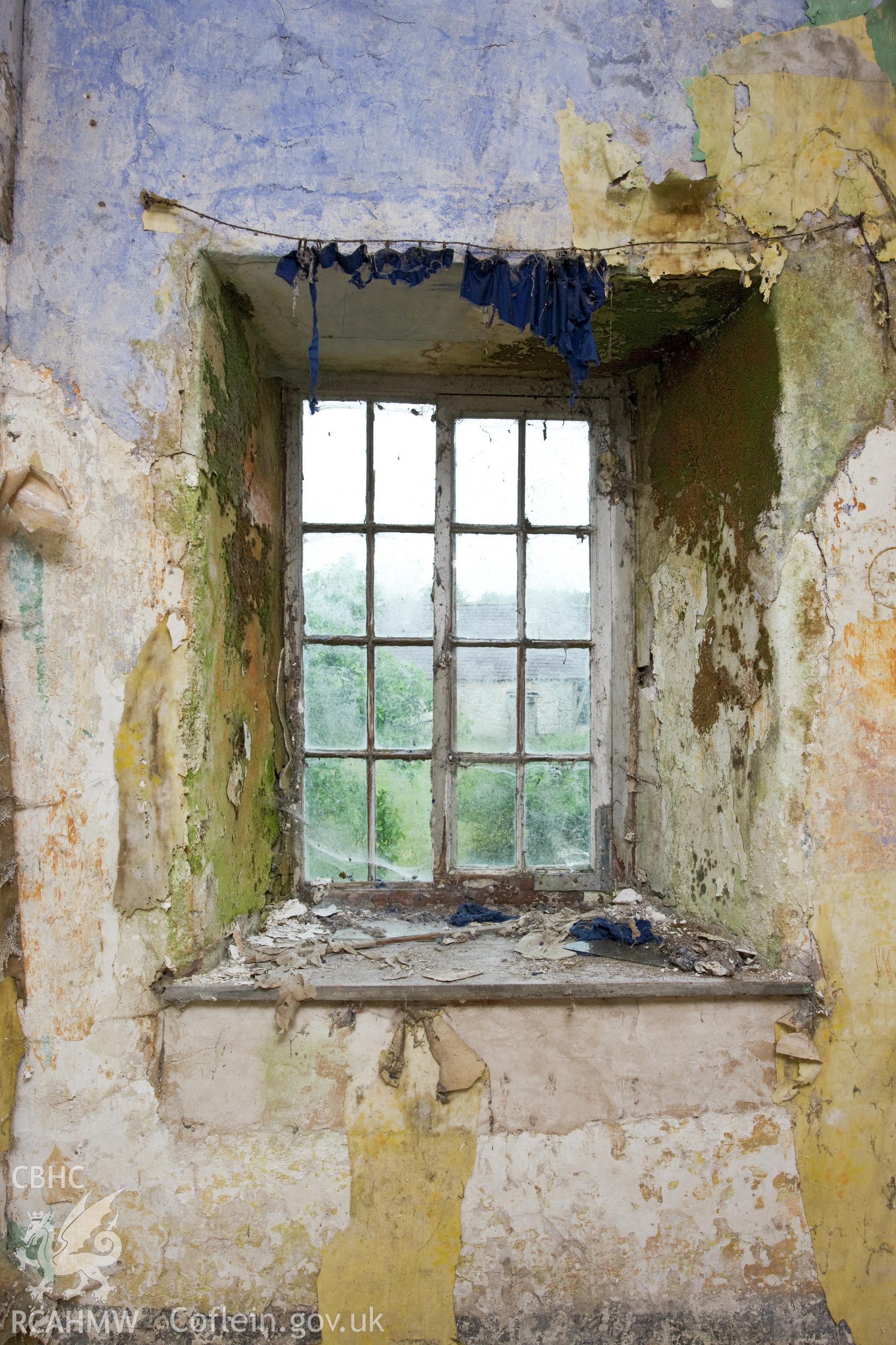 Horizontal sliding sash window.