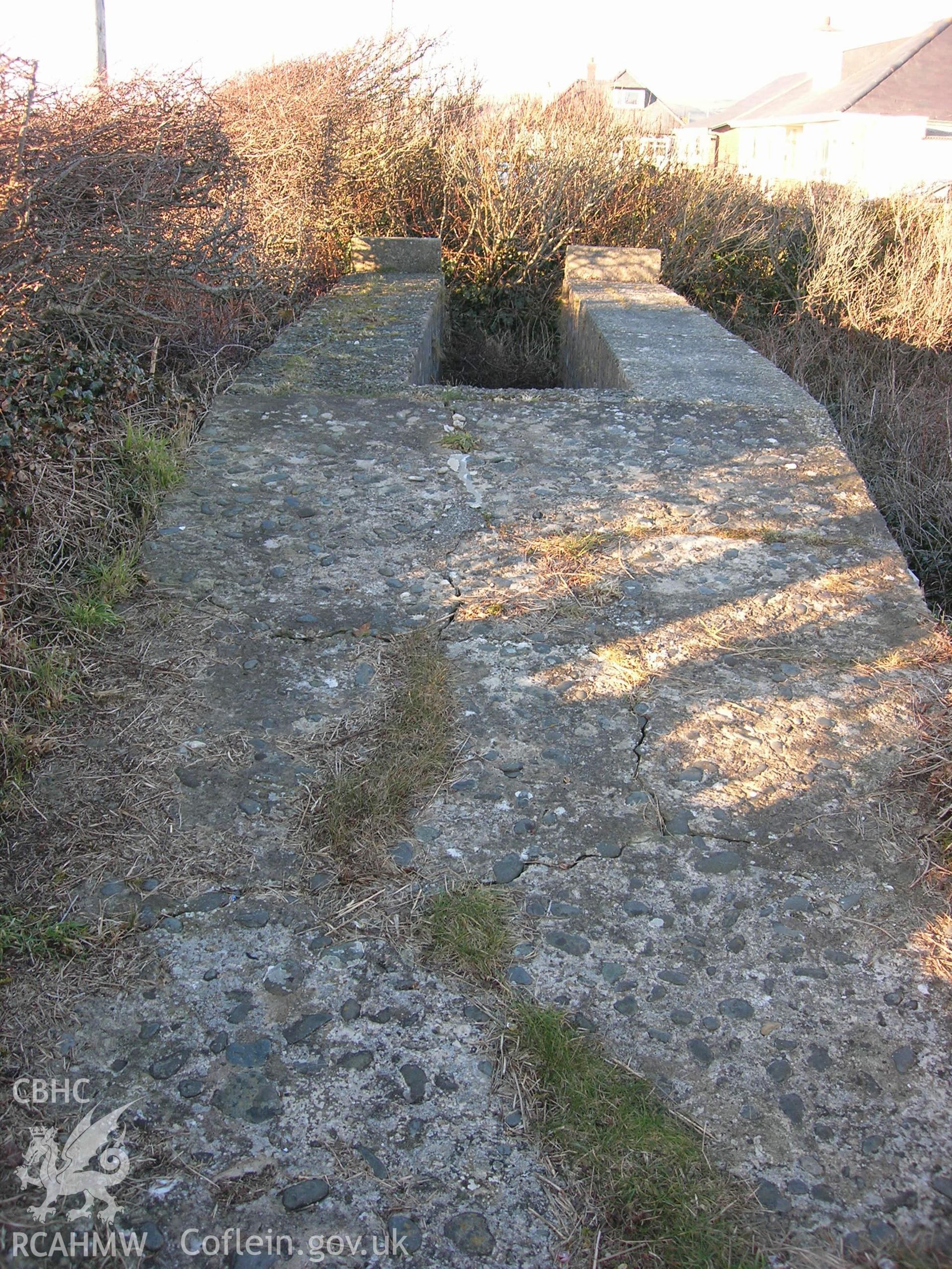 Ramp for inspection of motor vehicles in the forecourt of the yard.