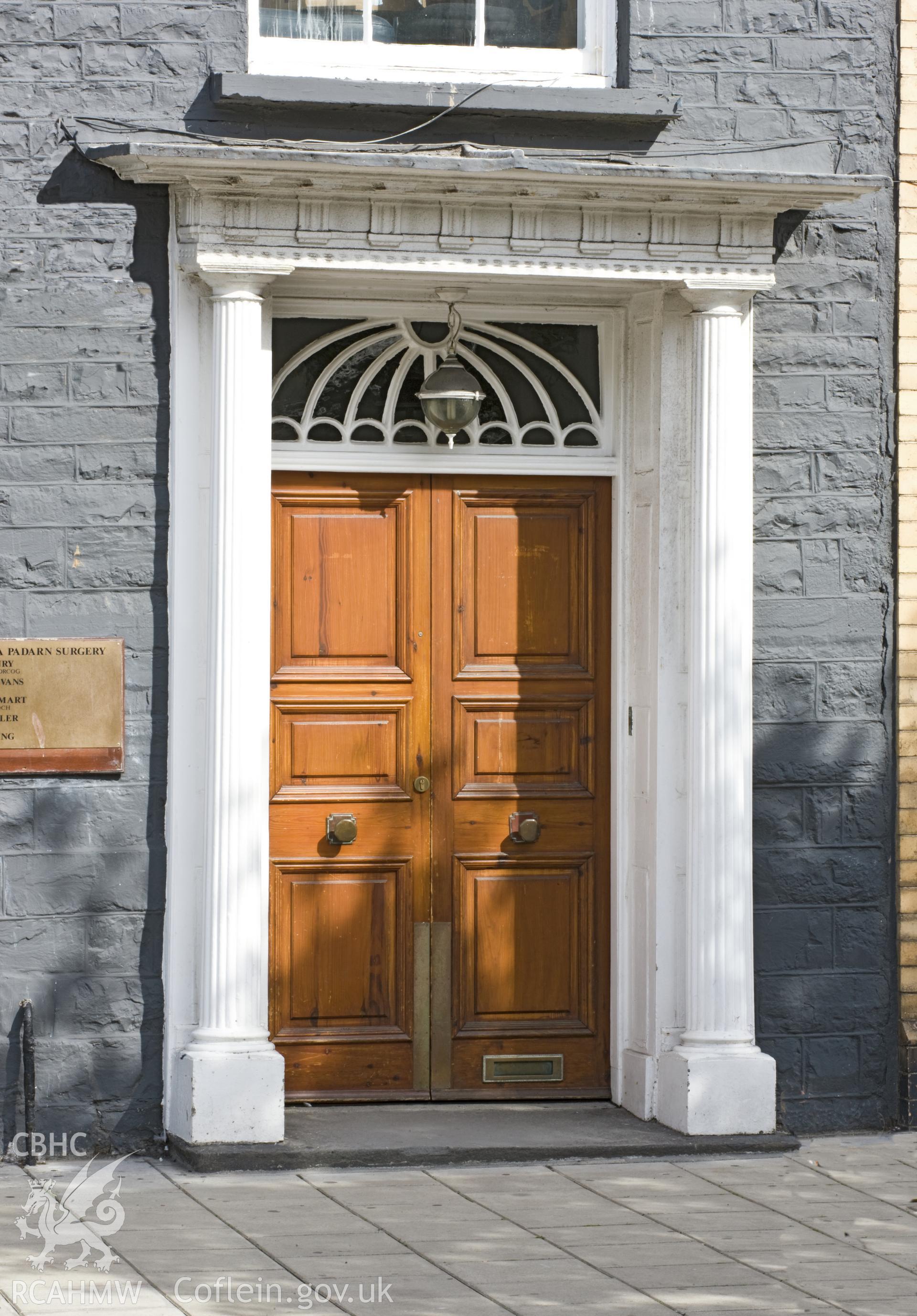 (26) Doorcase.