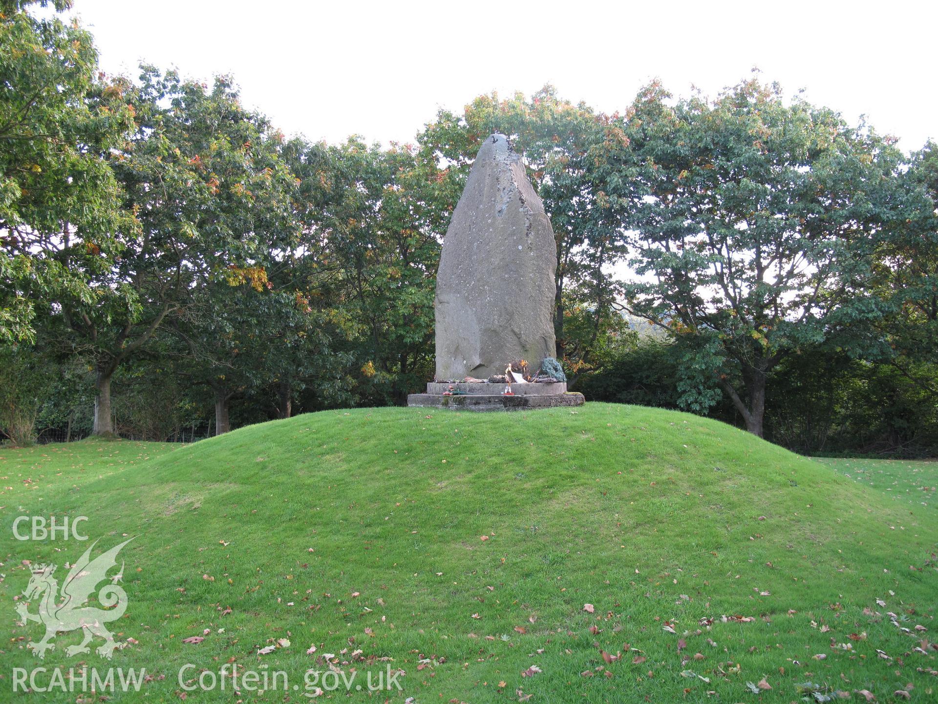 Llywelyn Monument, Cilmeri, from the north, taken by Brian Malaws on 27 September 2010.