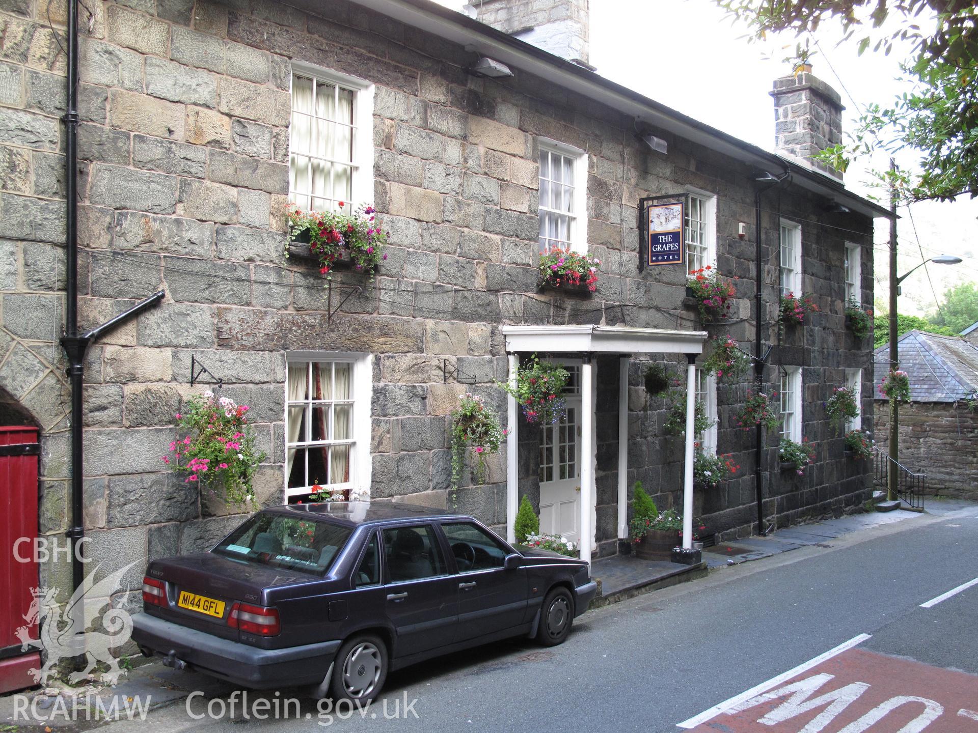 View of the Grapes Hotel, Maentwrog, from the southeast, taken by Brian Malaws on 06 August 2009.