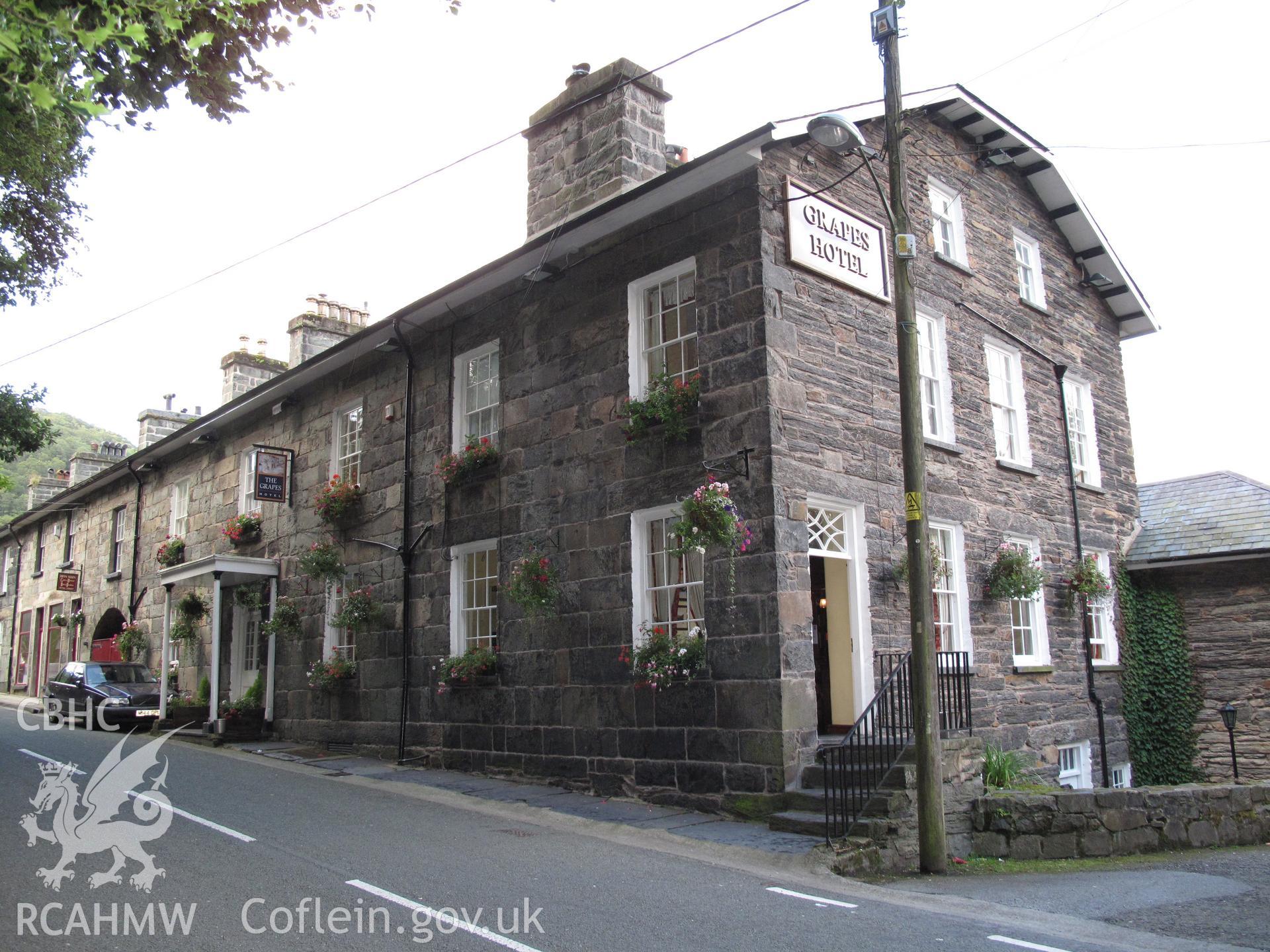 View of the Grapes Hotel, Maentwrog, from the northeast, taken by Brian Malaws on 06 August 2009.