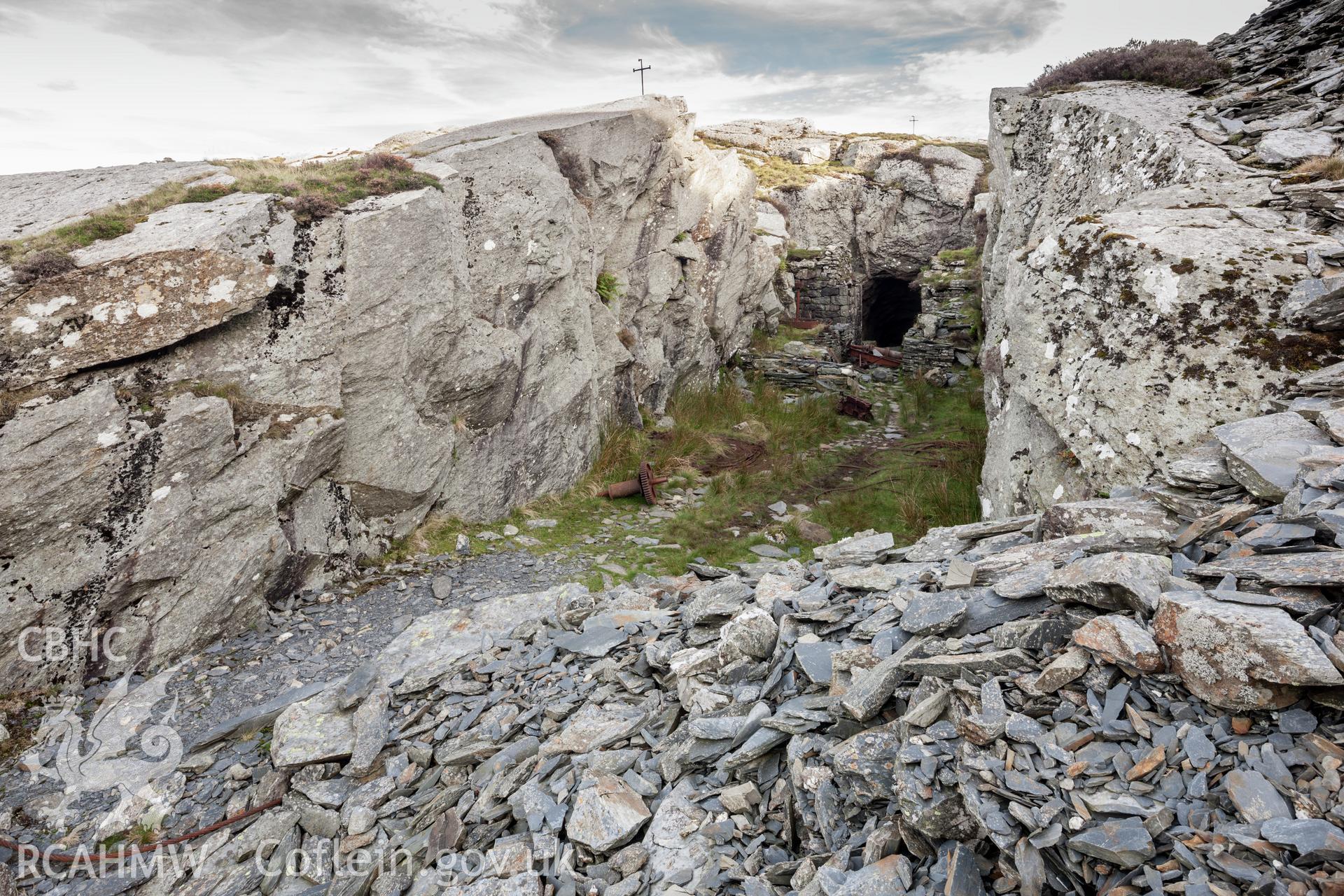 Top entry to incline tunnel