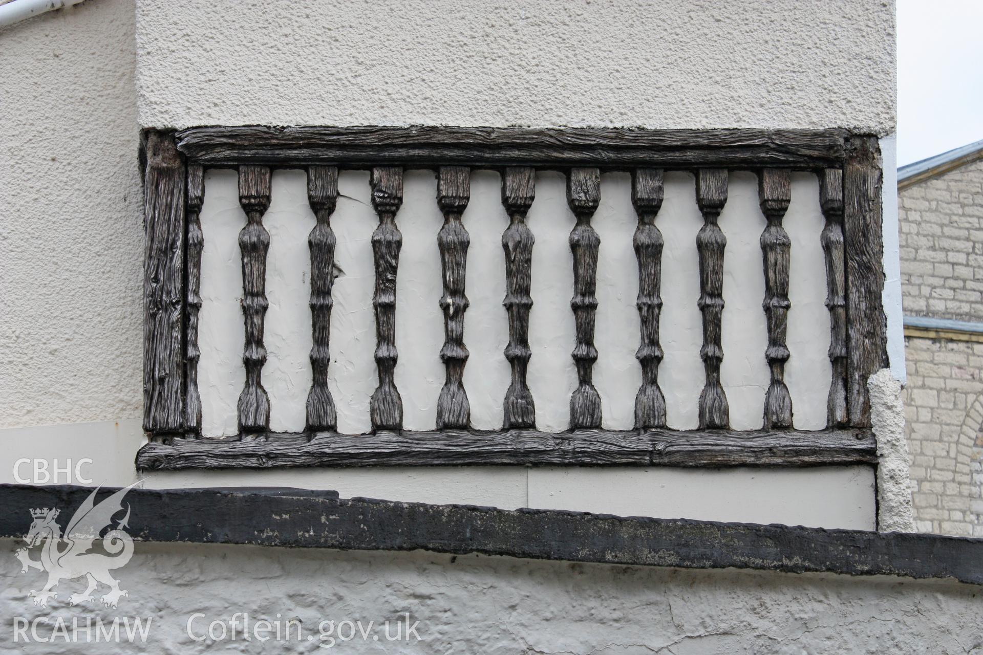 Exterior: ?balcony