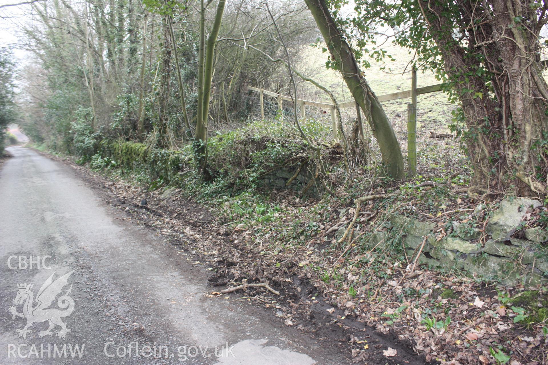 Photo survey of Pen-y-graig quarries and tramroads.Road at Pen-y-graig, leading from former quarry offices into Froncysyllte village. This recess would likely have been used for maintenance equipment.