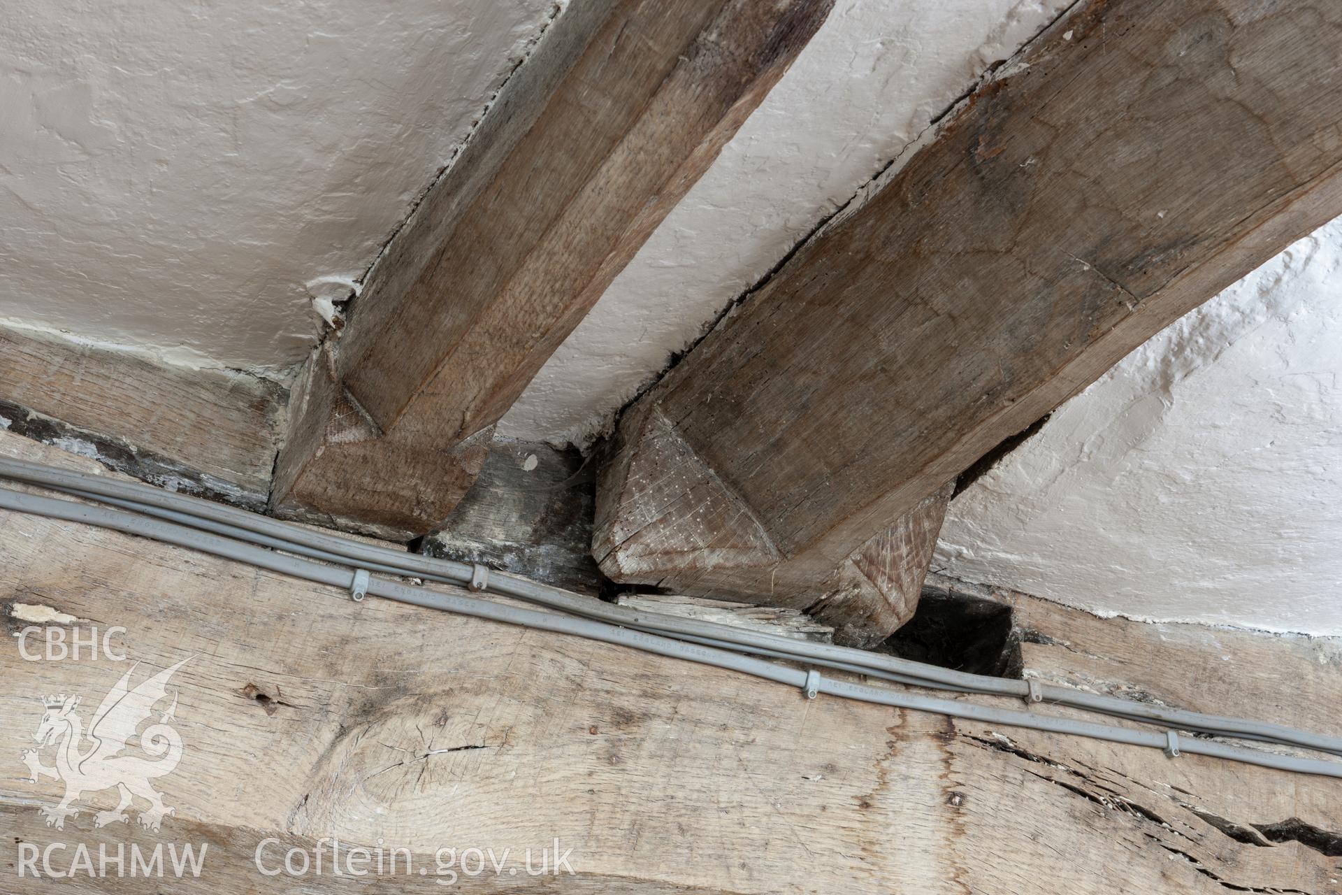 Stop ends on parlour joists