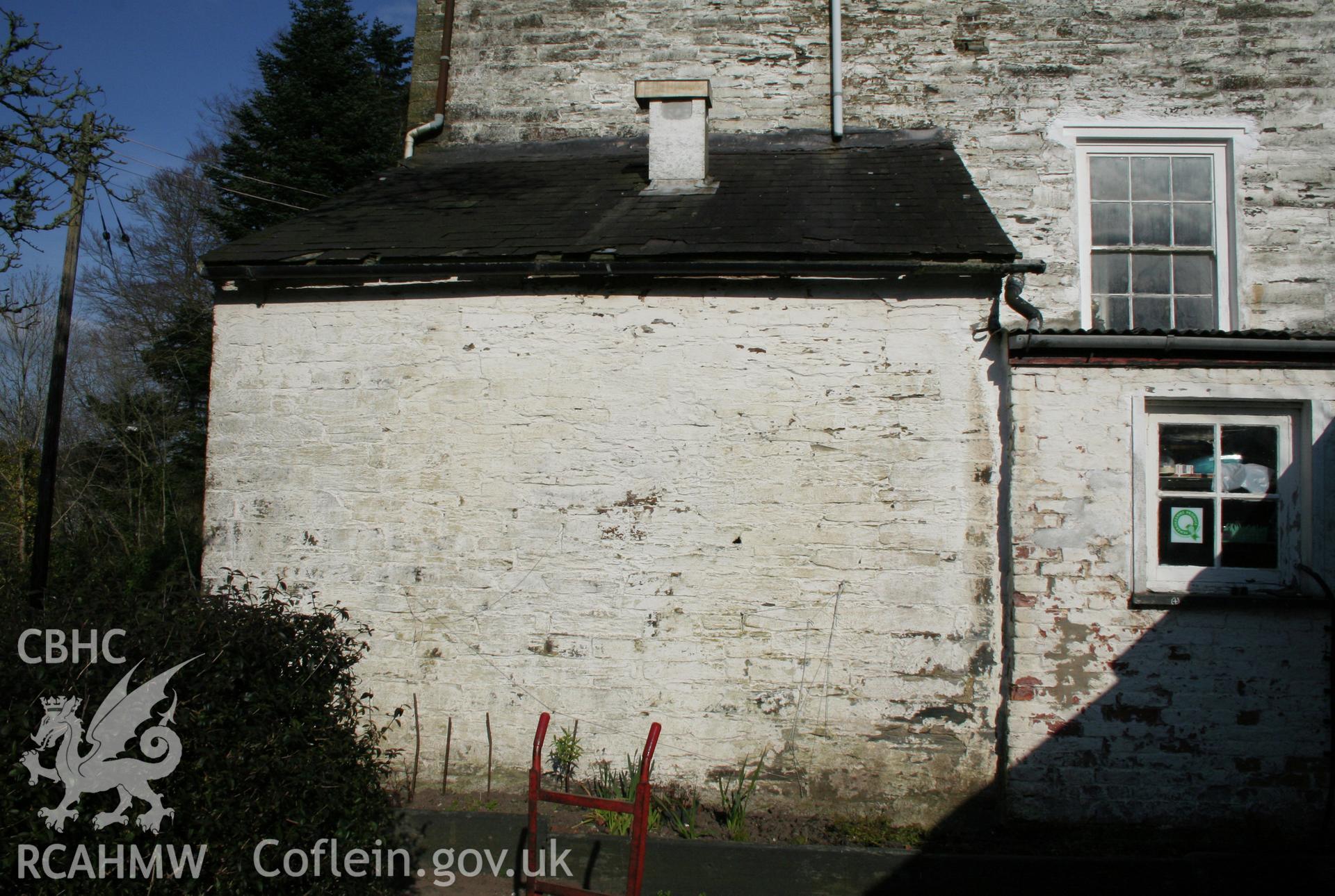 Southern lean-to against the north range