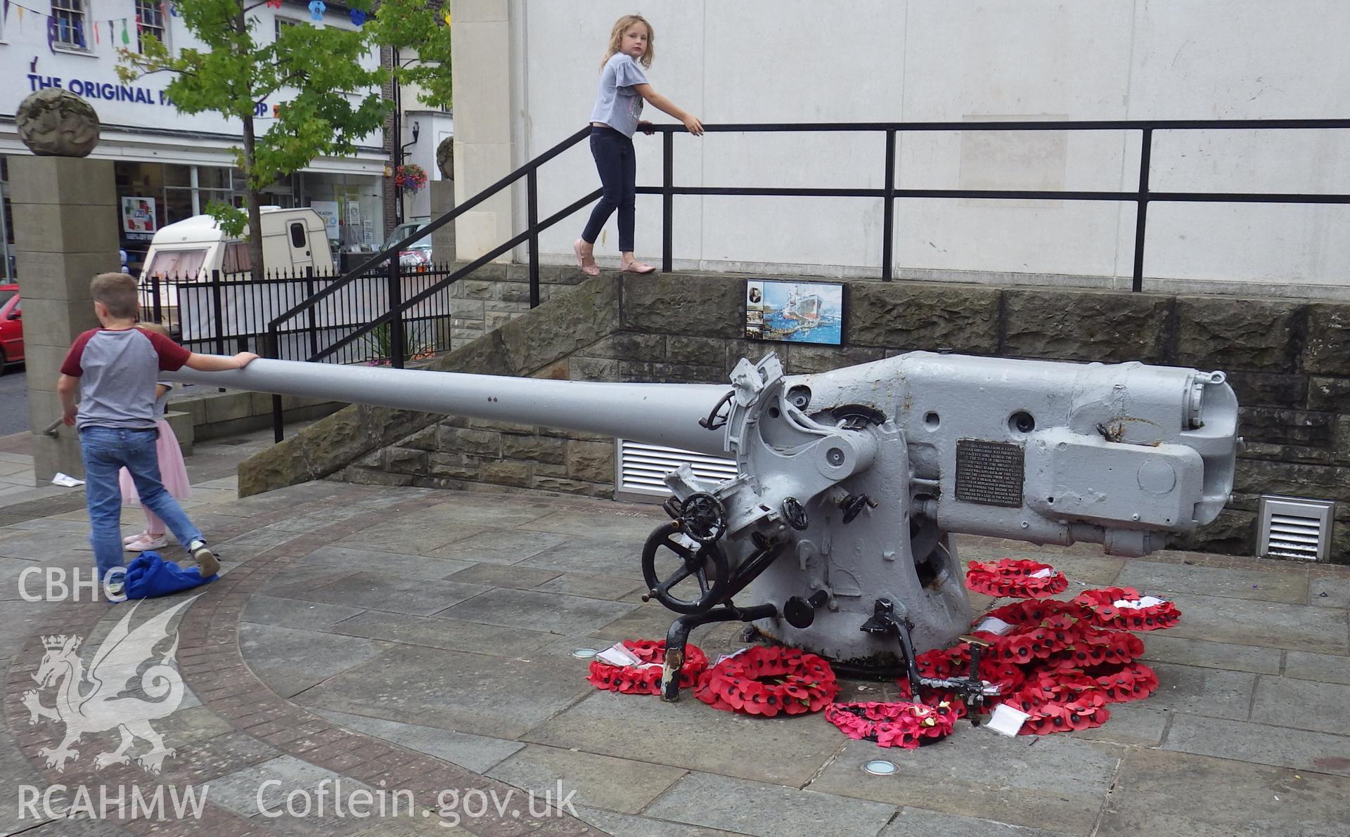 Side view of the deck gun